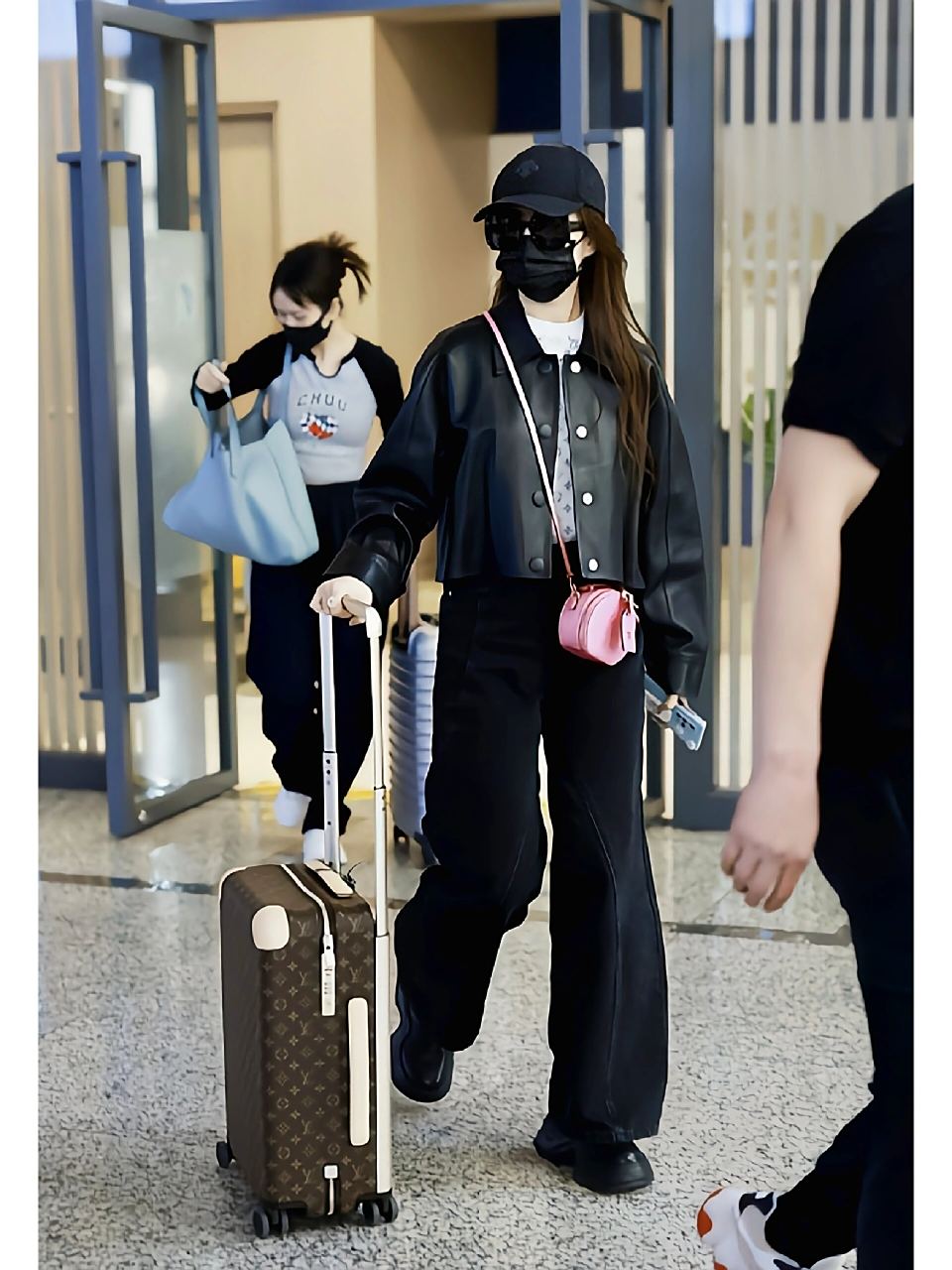 刘亦菲这身皮衣搭配还蛮好看,日常休闲  我在社交媒体上看到了刘亦菲