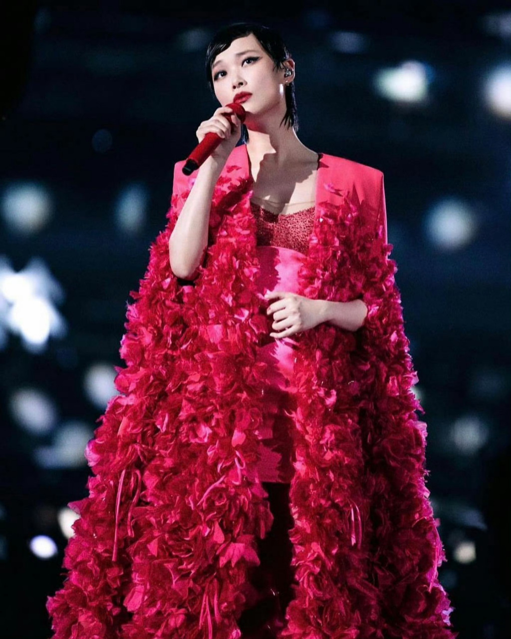 时尚穿搭# #女明星怎么穿# 李宇春和容祖儿演绎范思哲2021秋冬高定