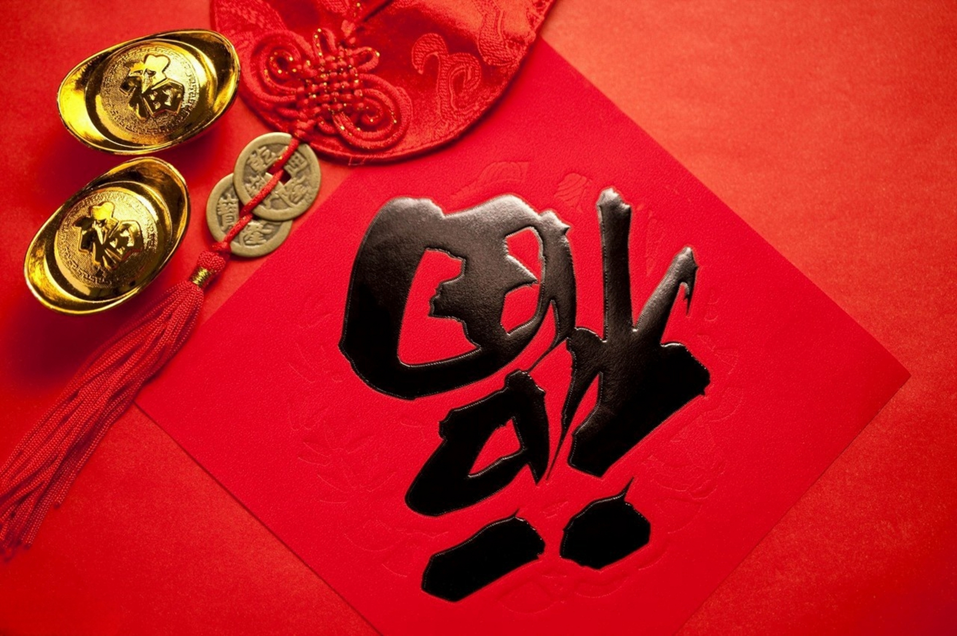 过年的时候,人们都会在自己的家门上贴福字,带有吉祥的寓意.