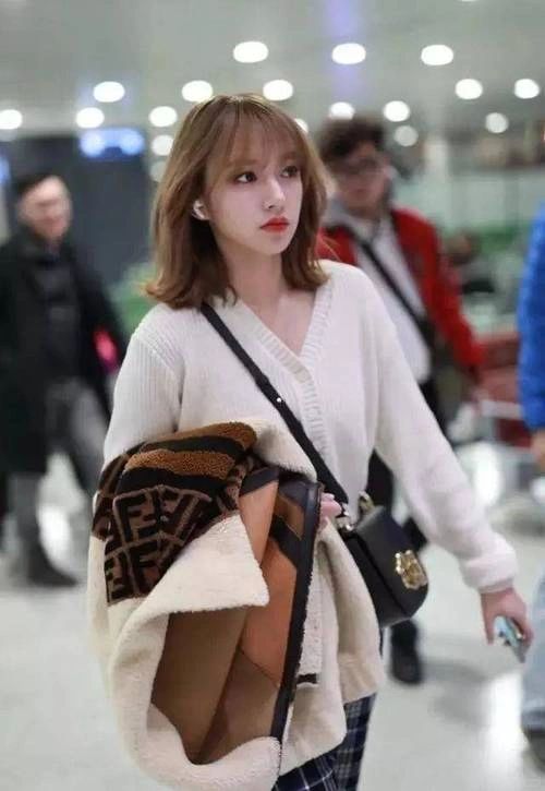 程潇褐黄色短发白衣黑格子裤机场饭.@不浪聊星的动态