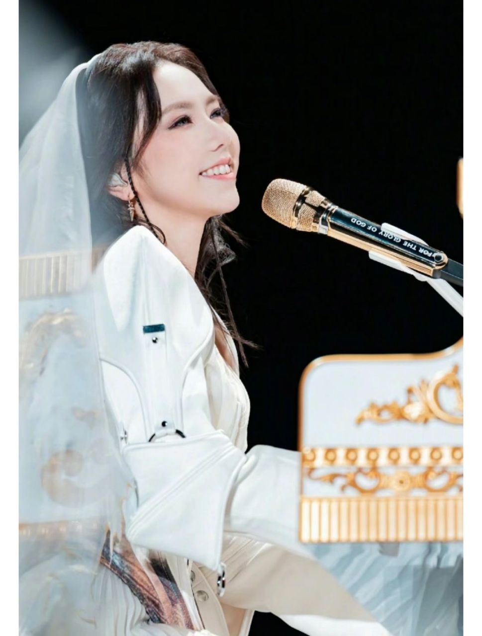 2022-2023年江苏卫视跨年演唱会上,邓紫棋以一身异域风公主婚纱亮相