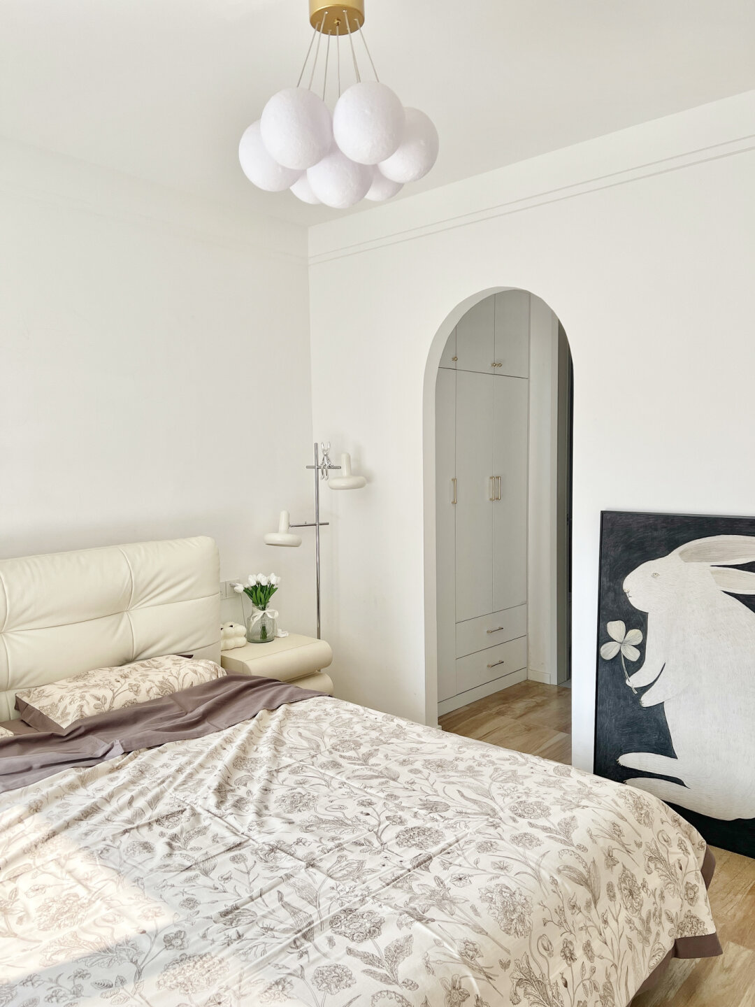 这个应该才是普通人家的卧室装修 最普通的大白墙 简单的双眼皮吊顶