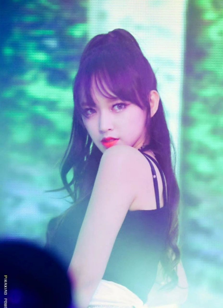 聊起2019年乐华家族演唱会,我脑海里第一个浮现的画面就是程潇那疑眄