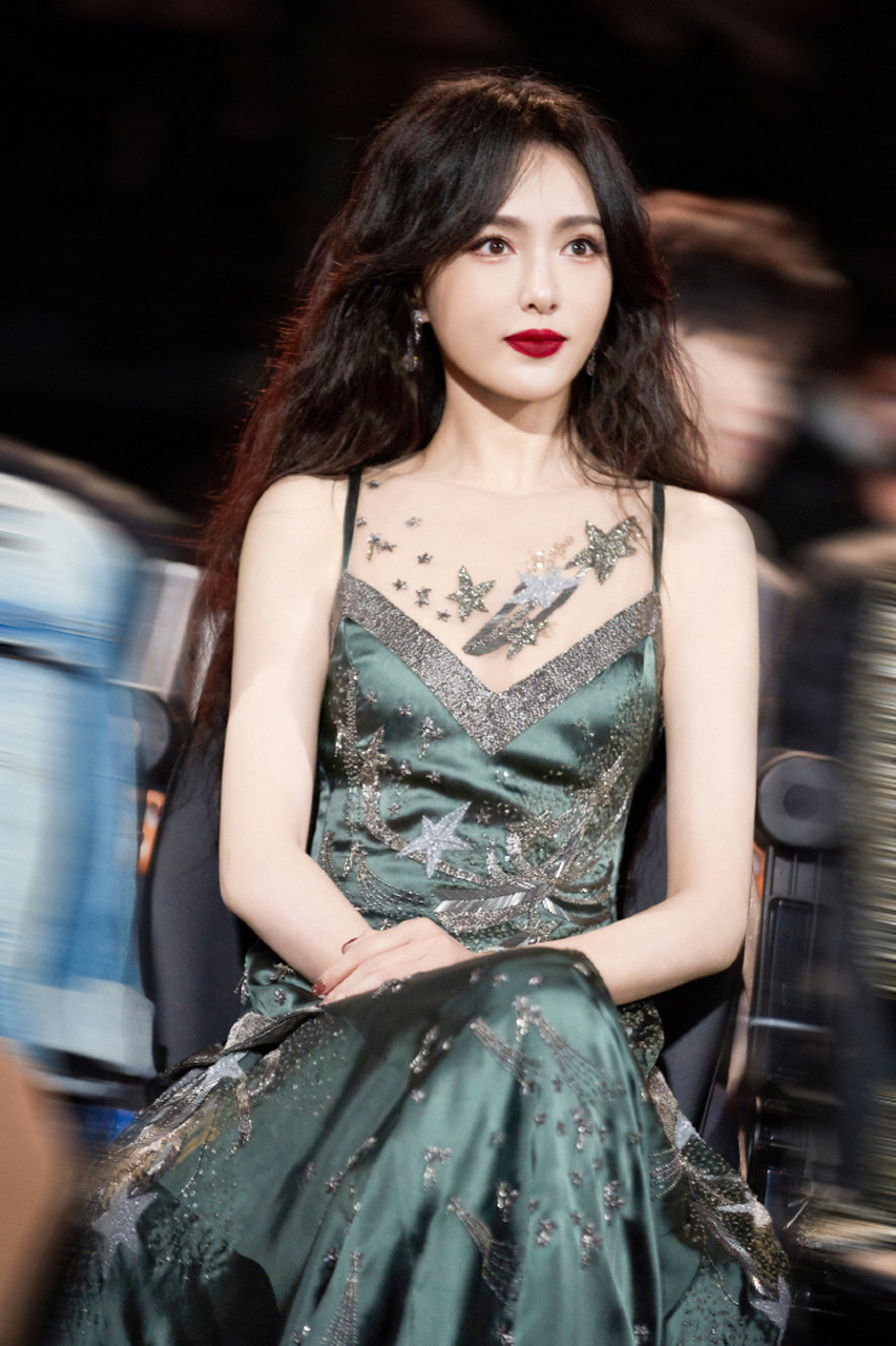 唐嫣穿翠绿长裙完美身材诱人,细小吊带露香肩美背#唐嫣# #八卦娱乐