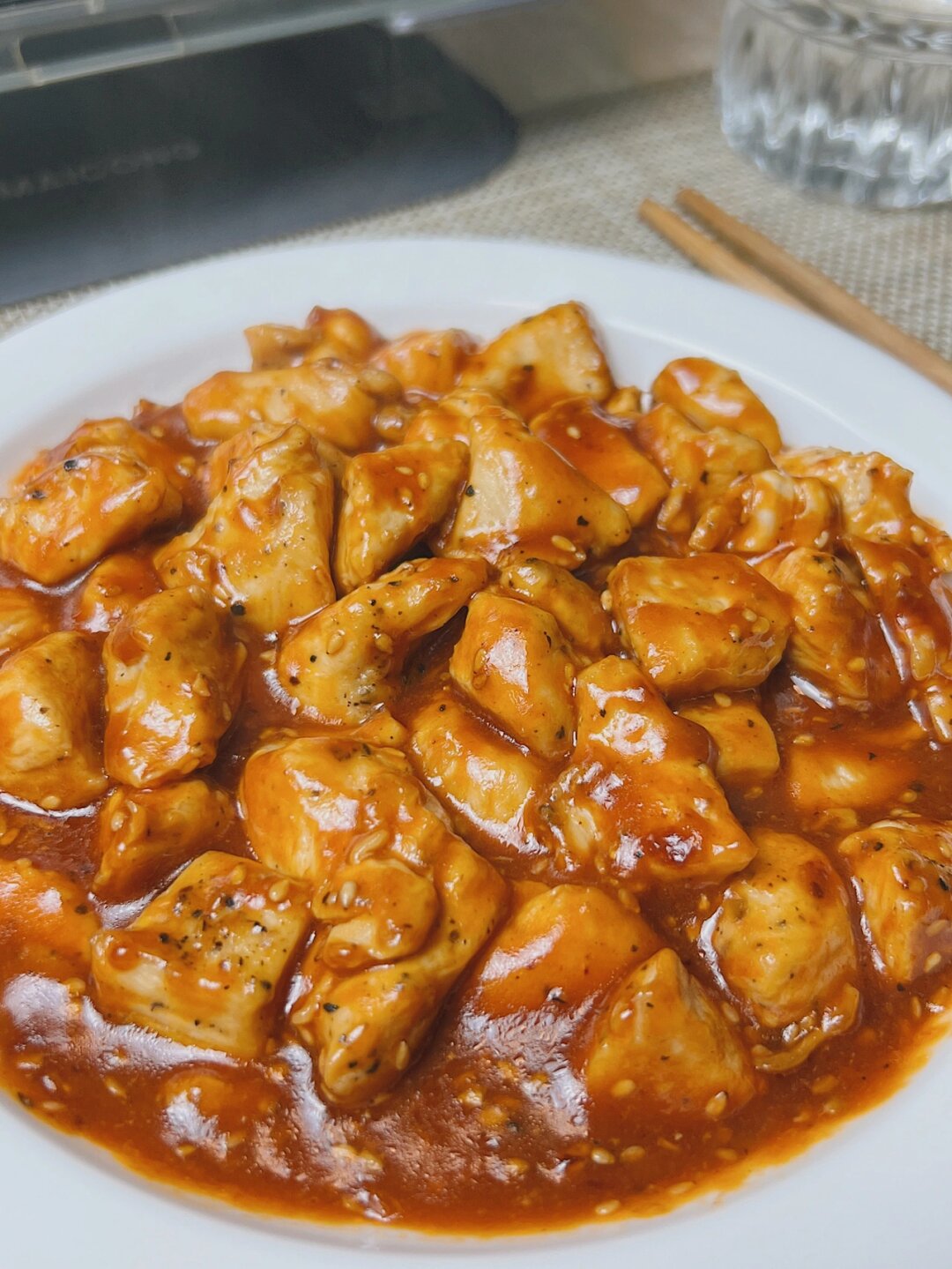 好吃到舔盘 菜谱:糖醋鸡胸肉   鸡胸肉1块,番茄酱1瓶 制作过程: 1鸡胸