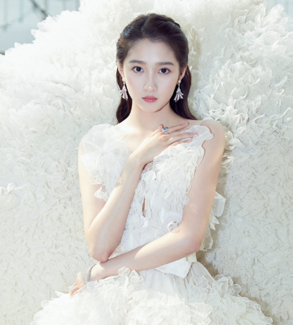 关晓彤的白色礼服照
