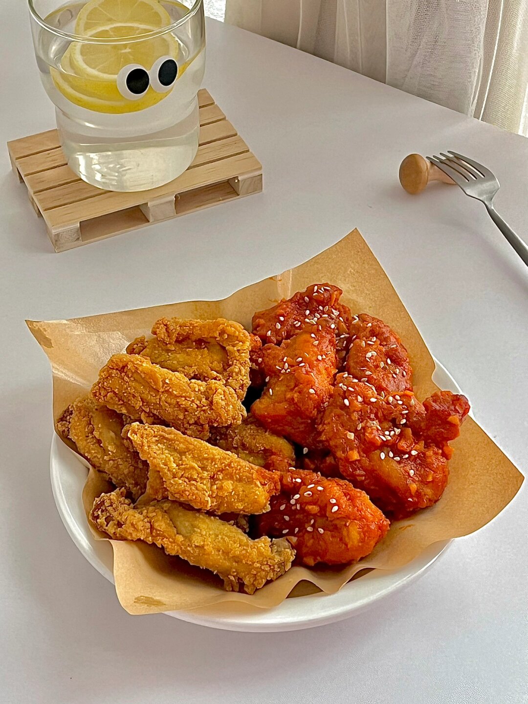 食材:圣农脆皮炸鸡 蒜末 韩式辣酱 番茄酱 蜂蜜 做法: 1脆皮炸鸡无需