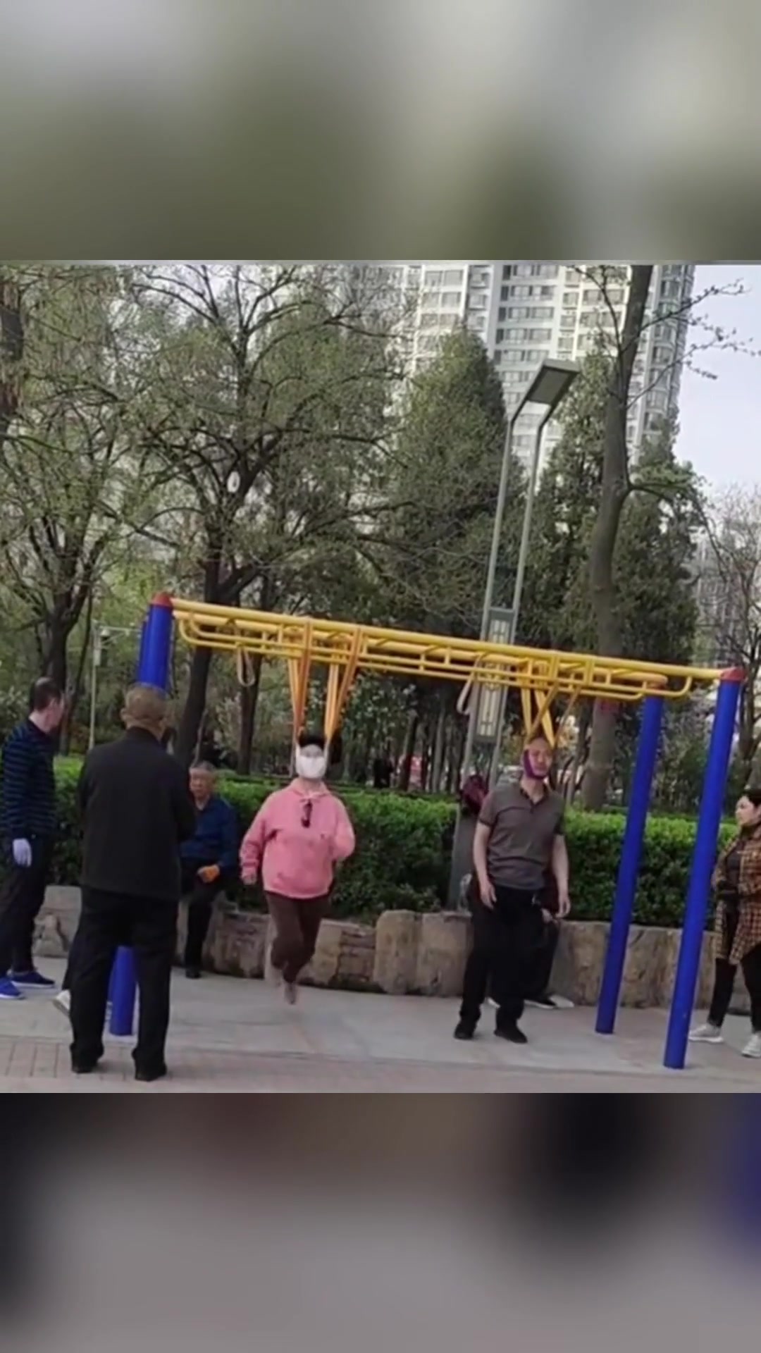 大爷大妈"上吊式"锻炼颈椎