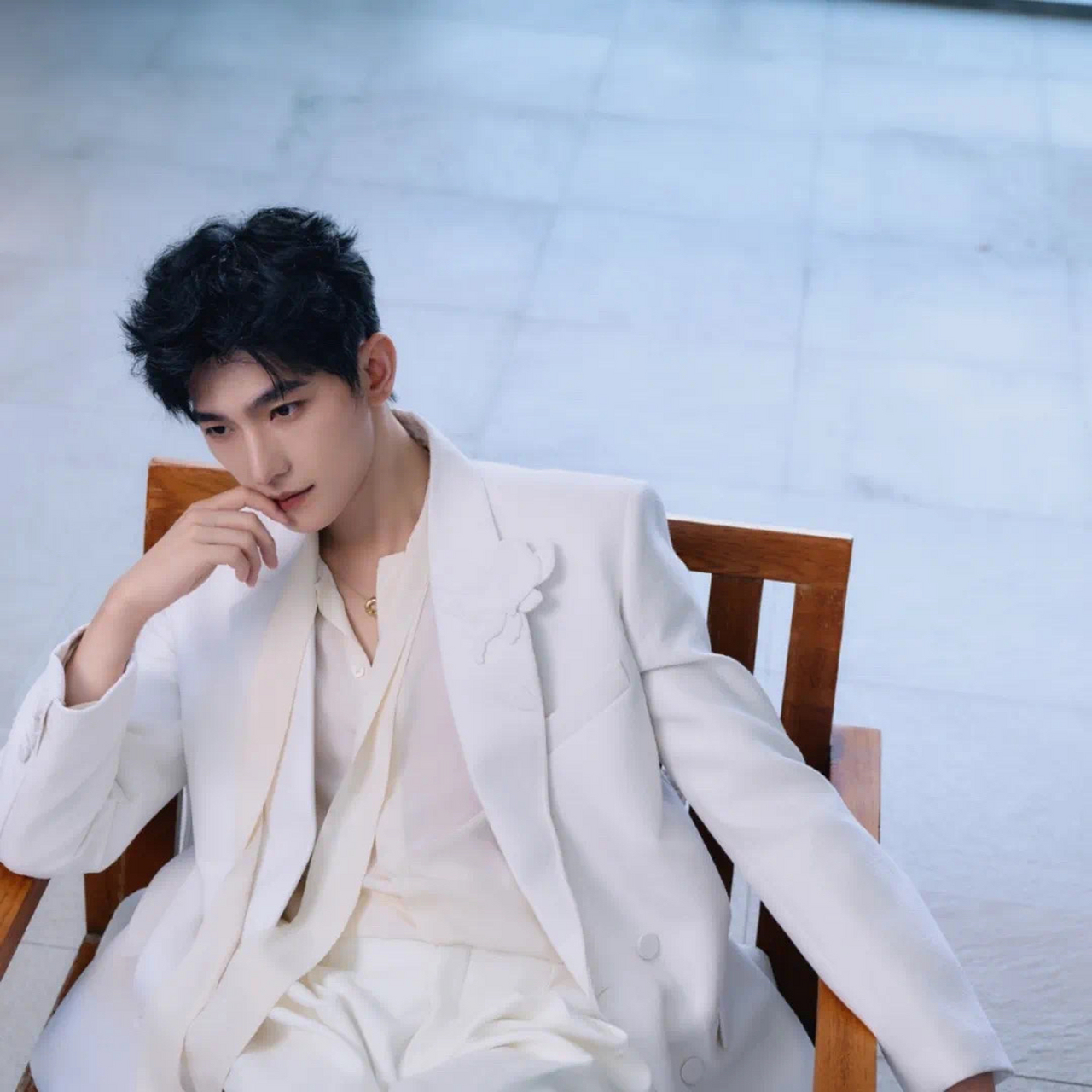 杨洋现在在选择合作对象时,确实不敢像之前那般太过挑剔.