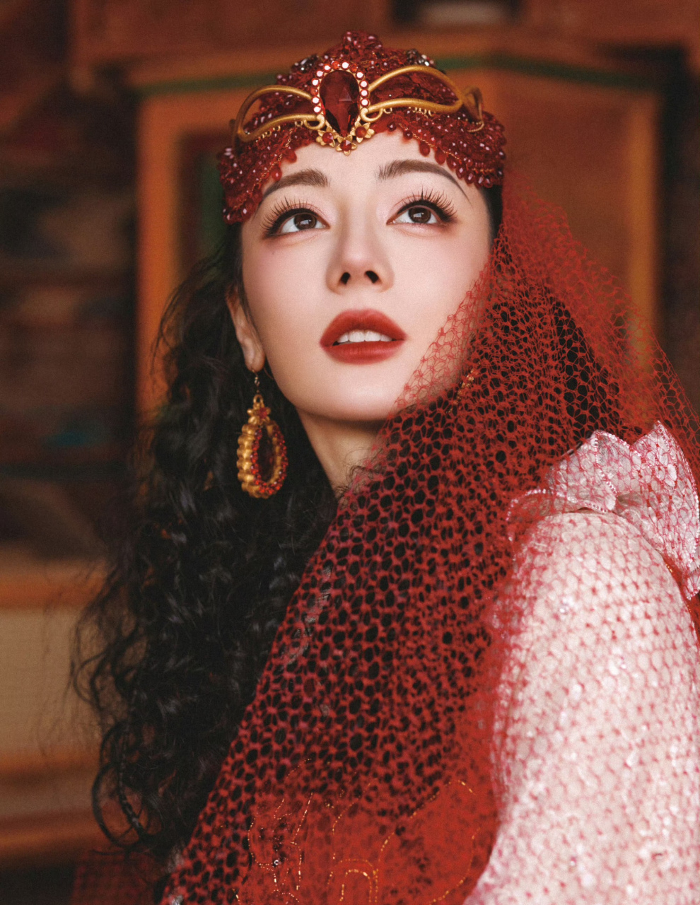 2024年央视春晚彩排#  迪丽热巴春晚造型美翻了,像一幅油画.