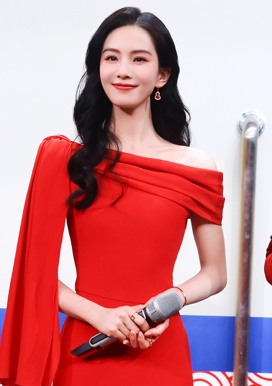 央视镜头下的红衣刘诗诗,温婉大气,美丽端庄,脸型也变了,真的是太美