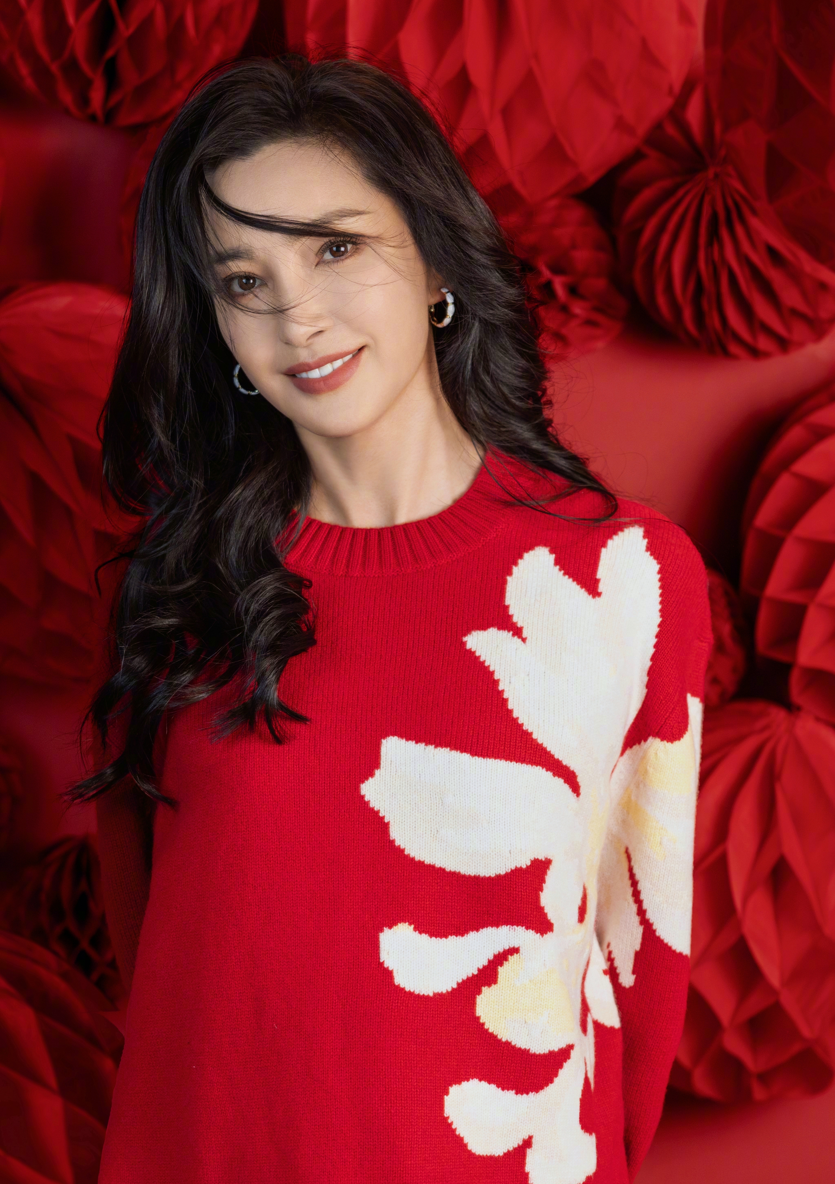 李冰冰的状态真好还是一如既往的漂亮身穿红色毛衣青春靓丽又美又