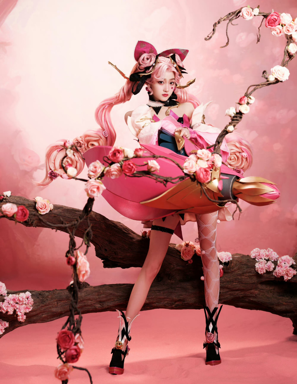 关晓彤一袭粉色蔷薇造型的孙尚香cos装扮太惊艳了,身着粉色蔷薇长裙