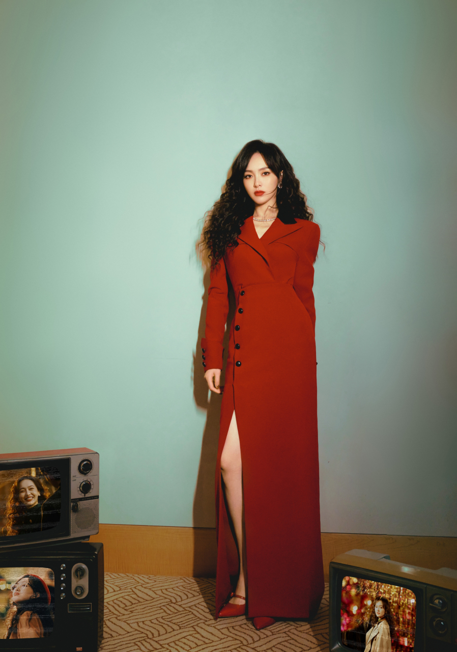 唐嫣穿红裙配卷发,时尚靓丽,酷飒有型!