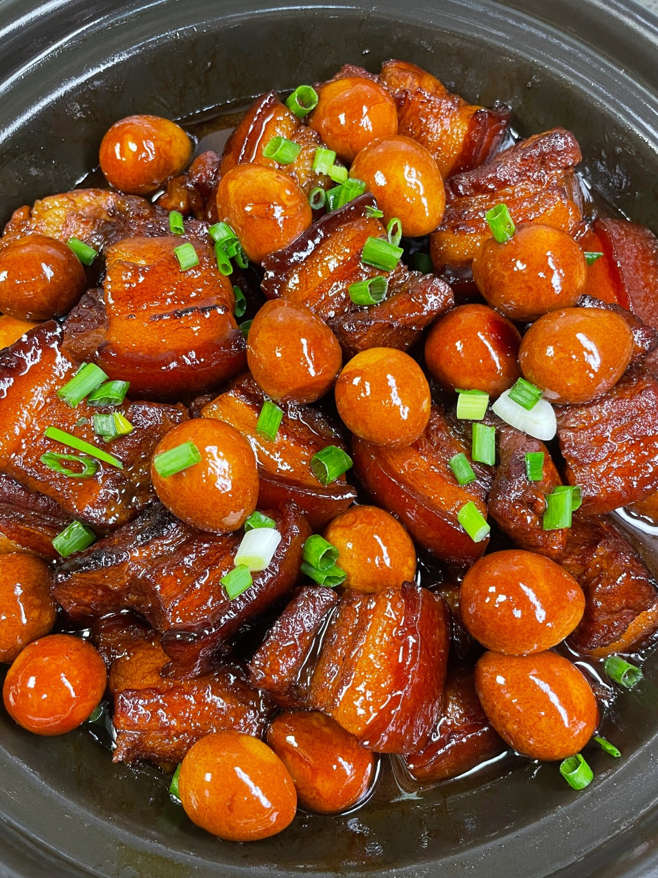 这道菜简直就是家常菜的天花板,红烧肉软烂入味,鹌鹑蛋吸满了汤汁