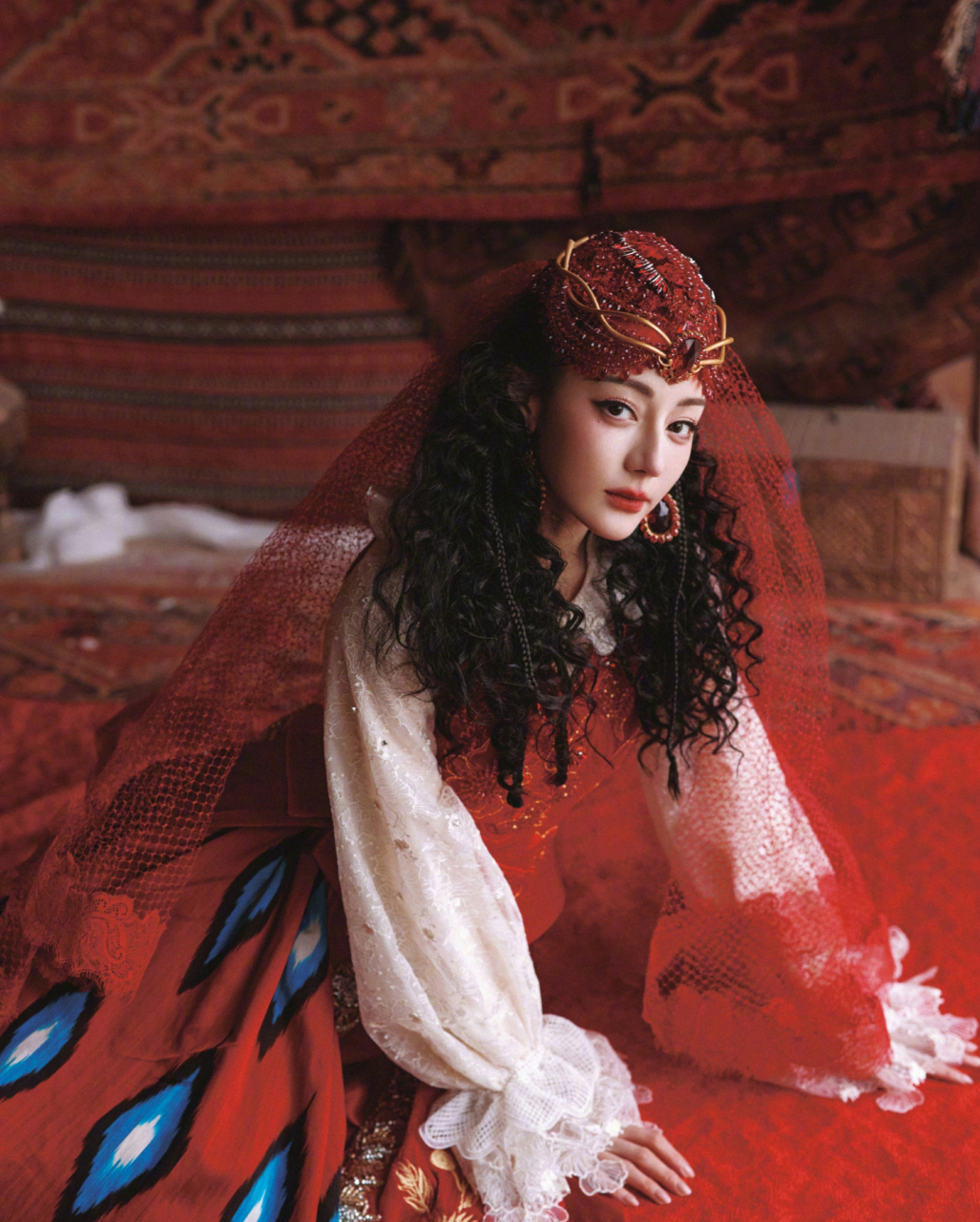 迪丽热巴身穿新疆服饰特质刺绣纱裙,造型神秘惊艳,明艳热烈,展示不一