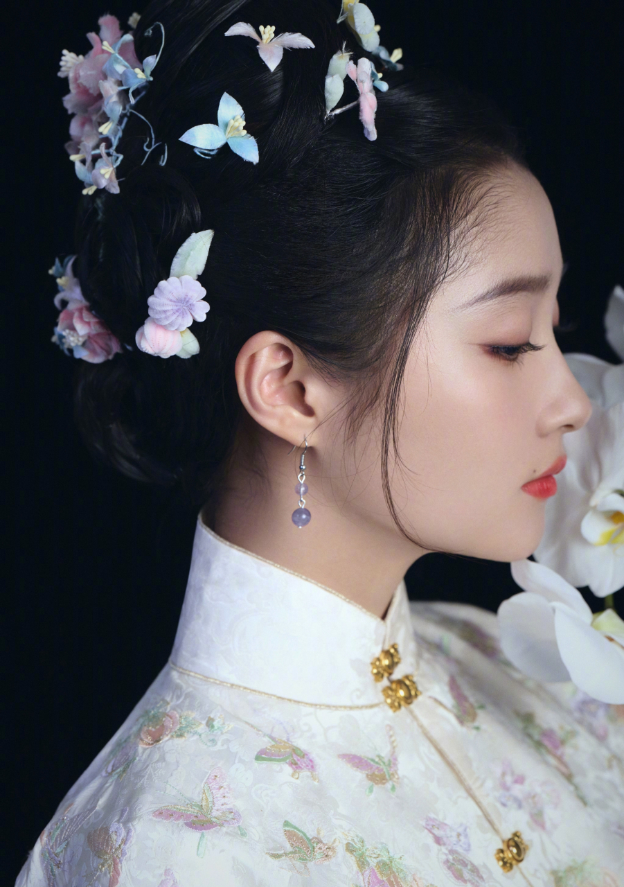 关晓彤一袭明制汉服,整体造型美轮美奂,灵动不失优雅,五谷丰登的图案