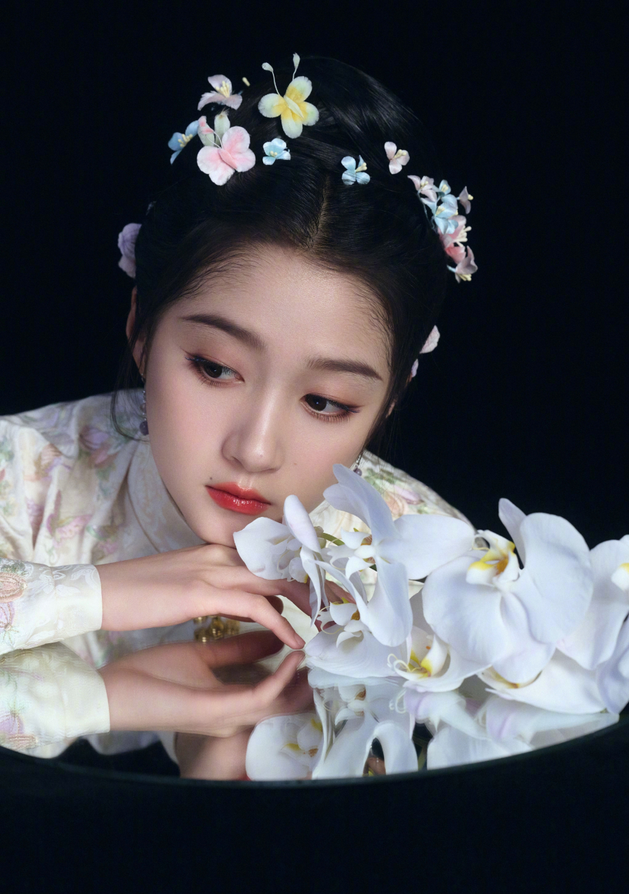 关晓彤一袭明制汉服,整体造型美轮美奂,灵动不失优雅,五谷丰登的图案