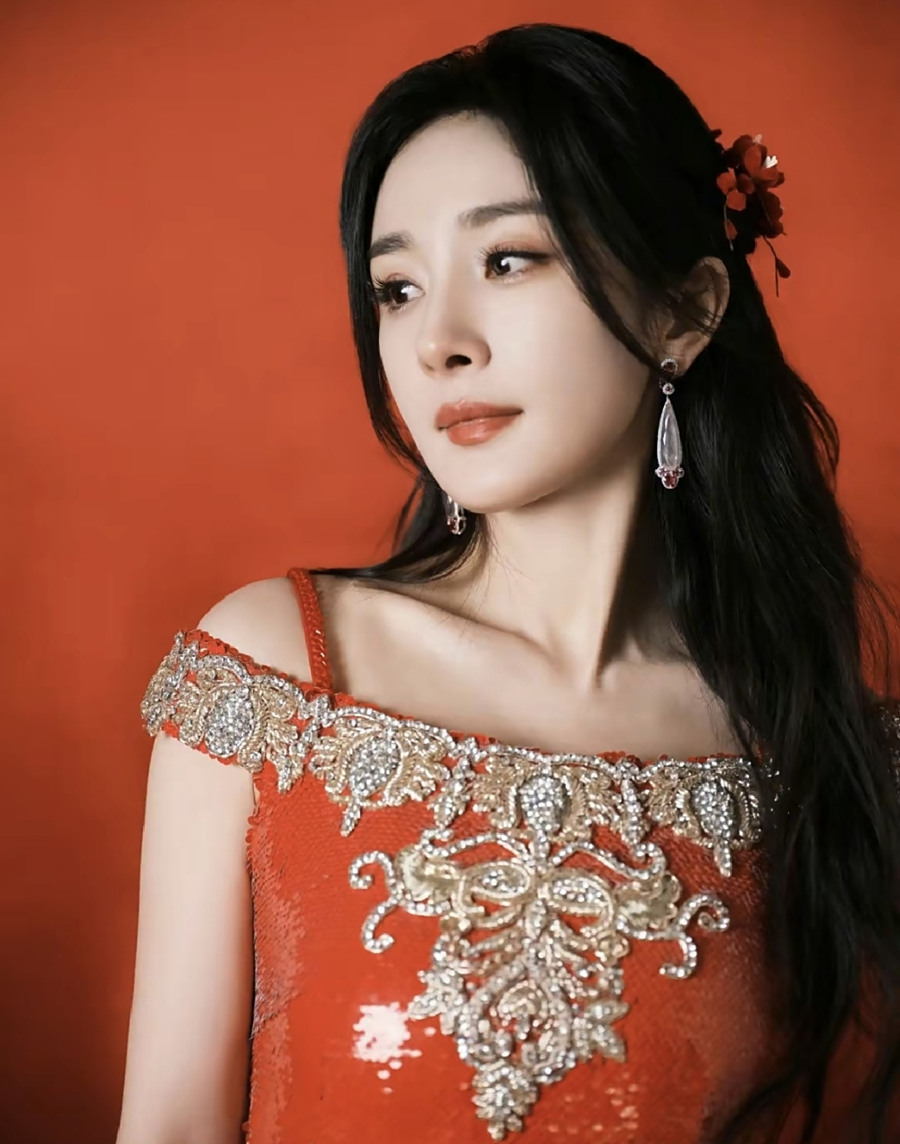 37岁杨幂晒新年红装照,一袭红色吊带一字肩亮片长裙,优雅又迷人,爱了