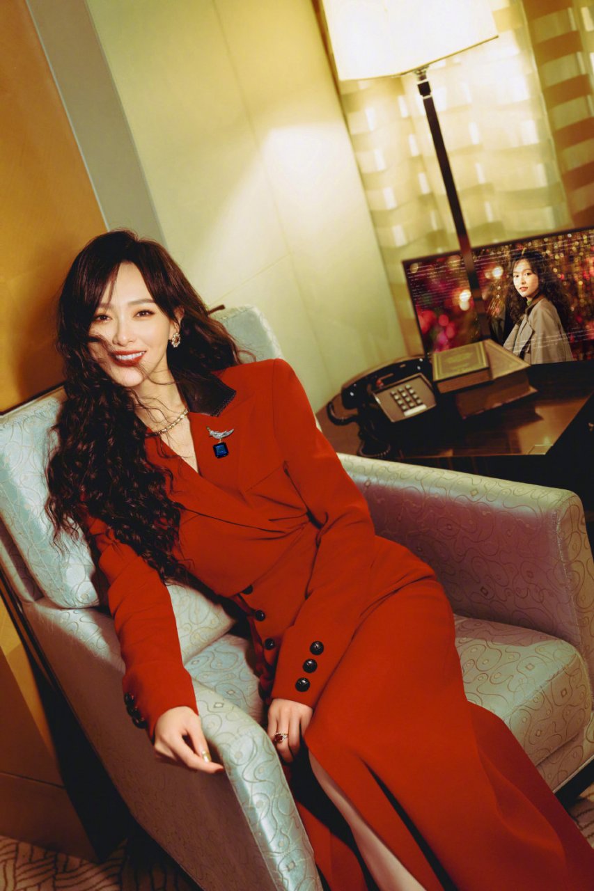 唐嫣央视春晚造型96,一袭红衣搭配上《繁花》里标志性的大波浪发型