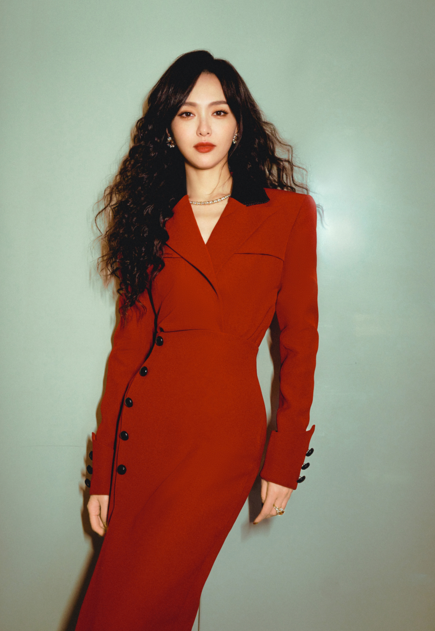 唐嫣穿红裙配卷发,时尚靓丽,酷飒有型!