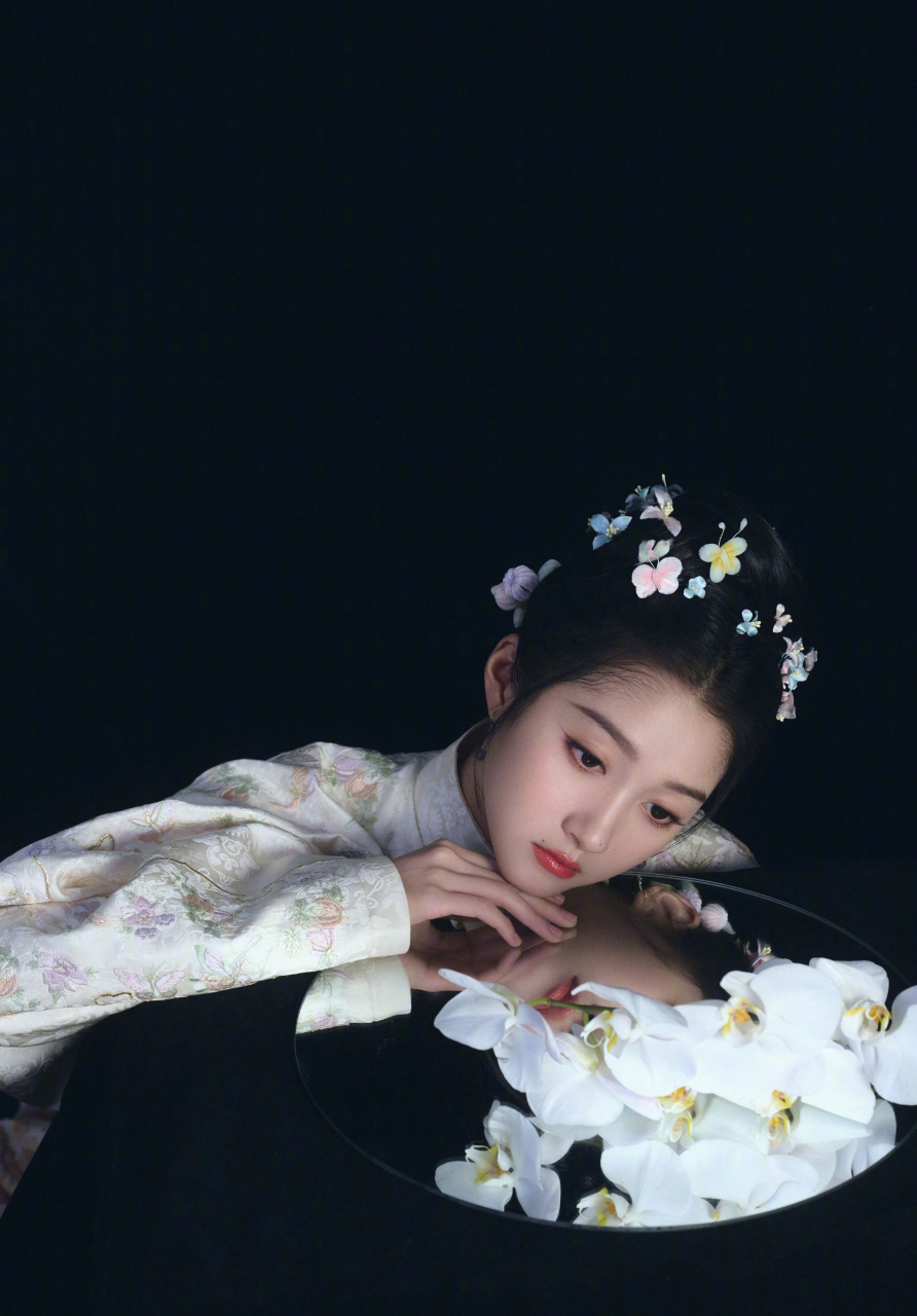 关晓彤一袭明制汉服,整体造型美轮美奂,灵动不失优雅,五谷丰登的图案