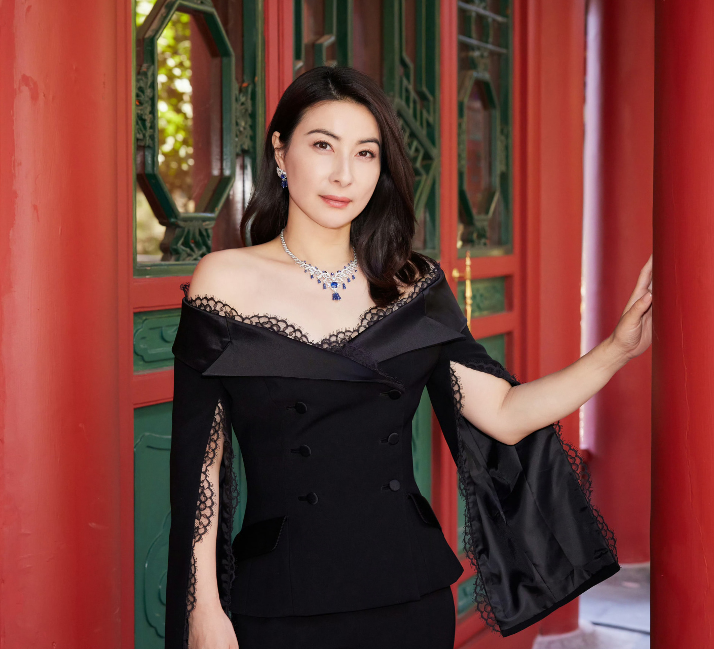 郭晶晶最新照片曝光,穿黑色露肩礼服,端庄大气,高贵优雅, 尽显贵妇之