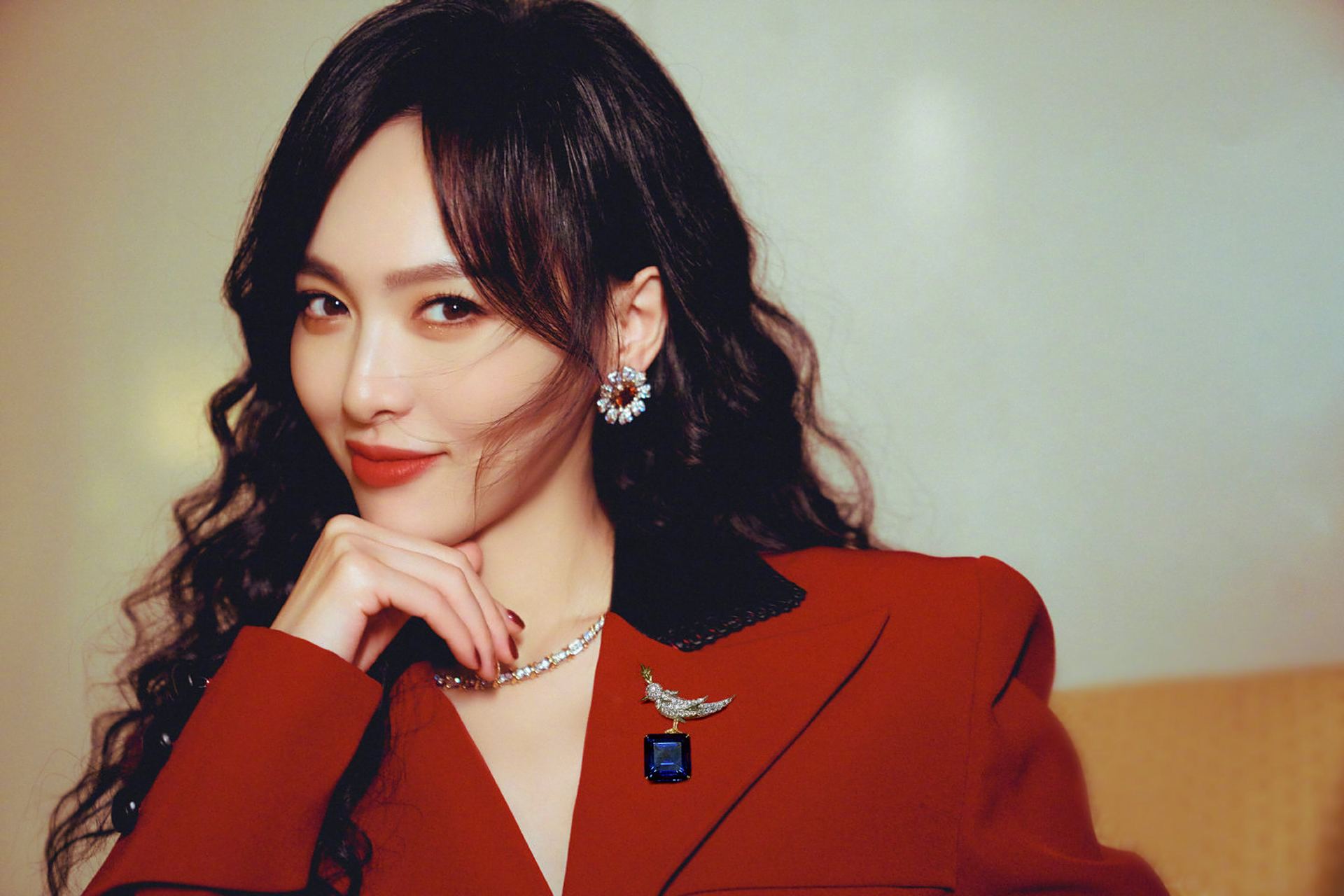 唐嫣央视春晚造型96,一袭红衣搭配上《繁花》里标志性的大波浪发型