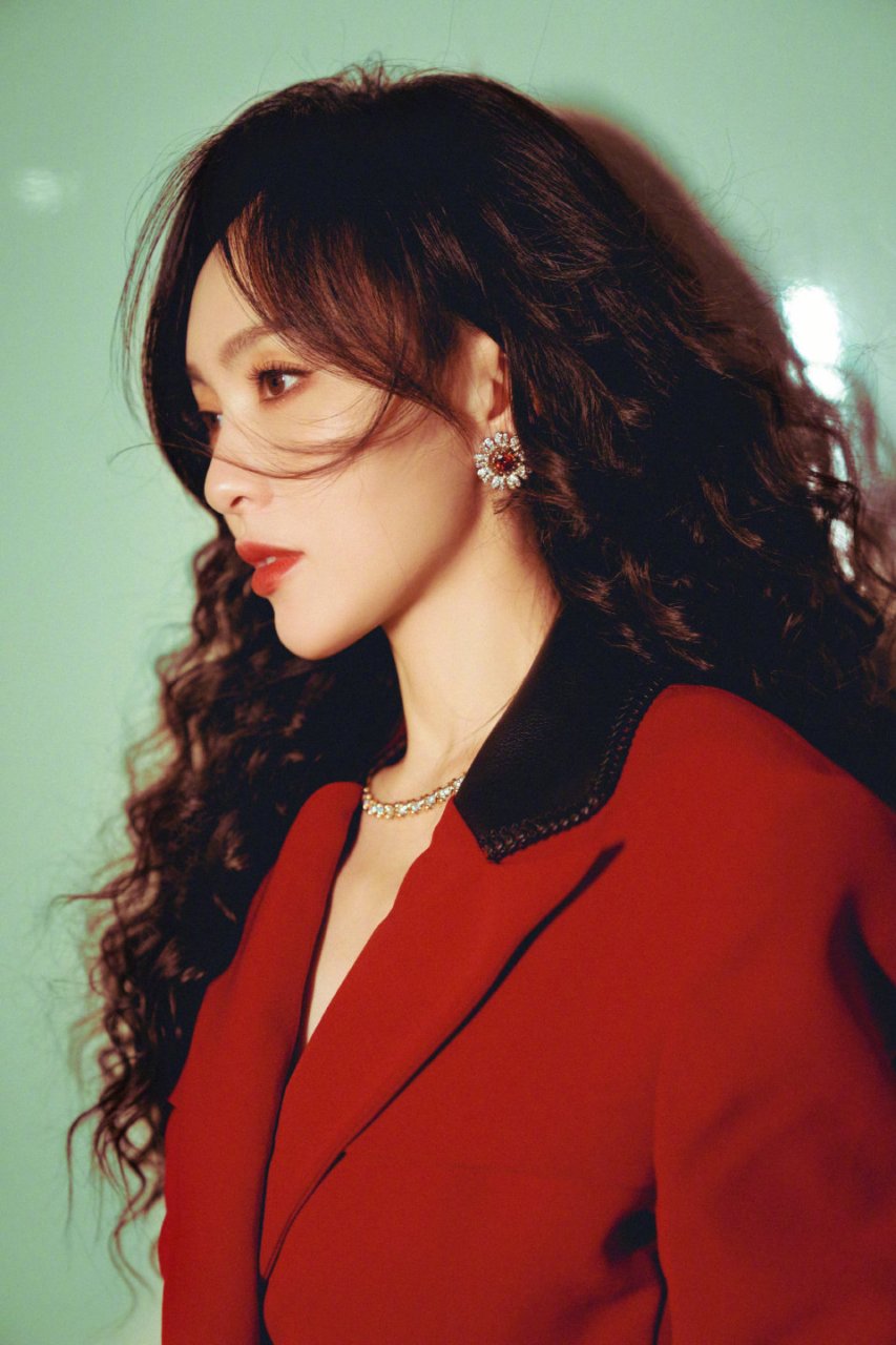 唐嫣央视春晚造型96,一袭红衣搭配上《繁花》里标志性的大波浪发型