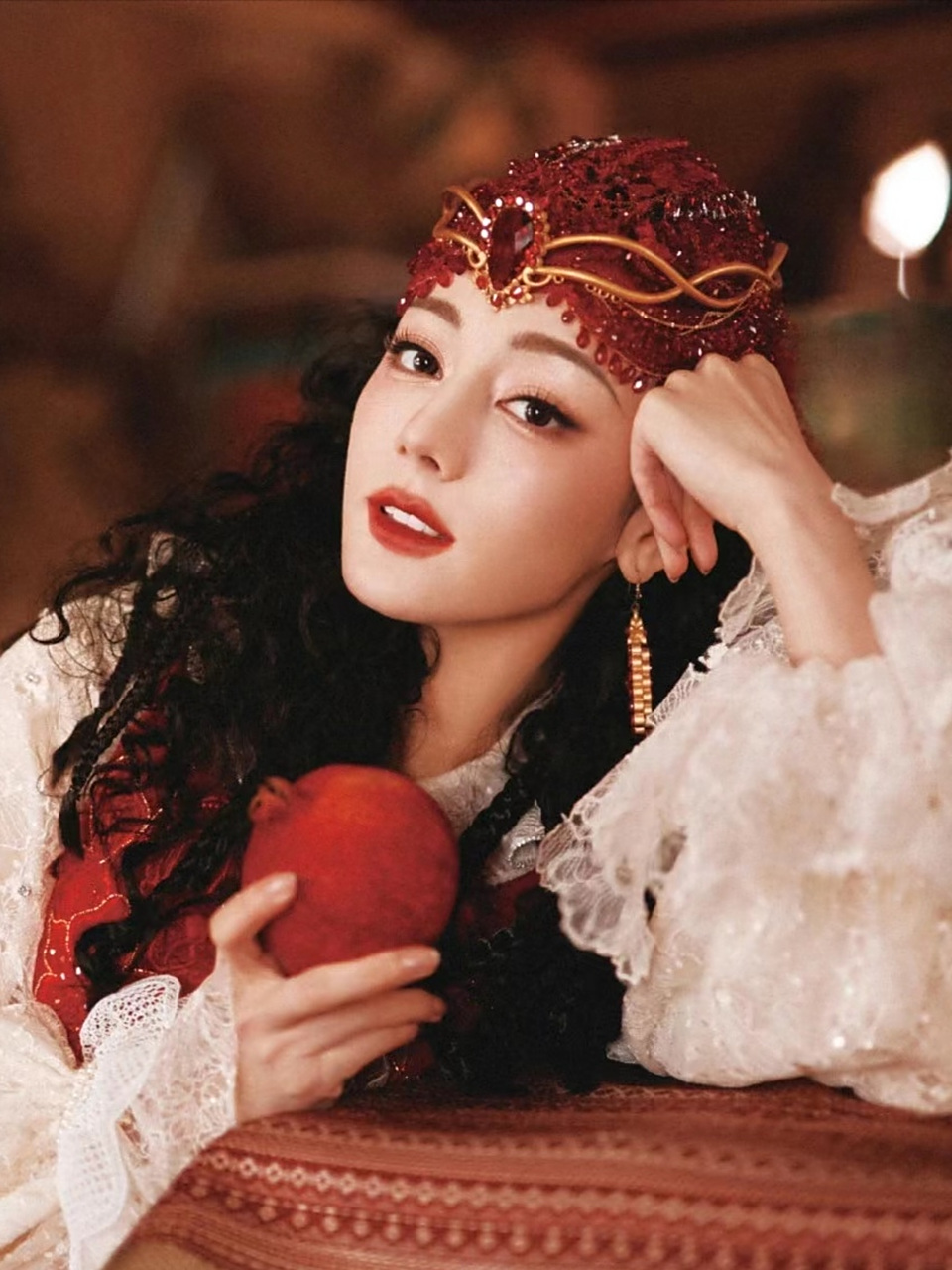 这分明是"西域公主"!  被迪丽热巴的春晚造型美呆了!