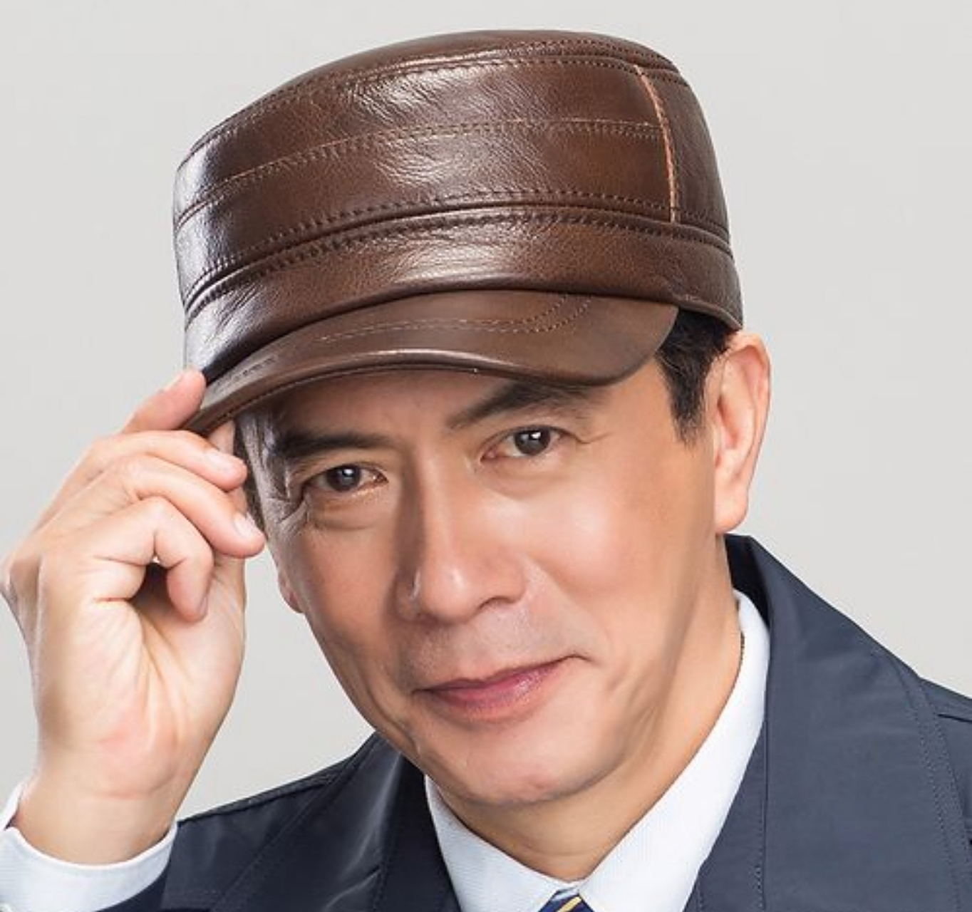 发现一个有趣的现象,60岁以上的男同志出门时,大多数都戴着一顶帽子.