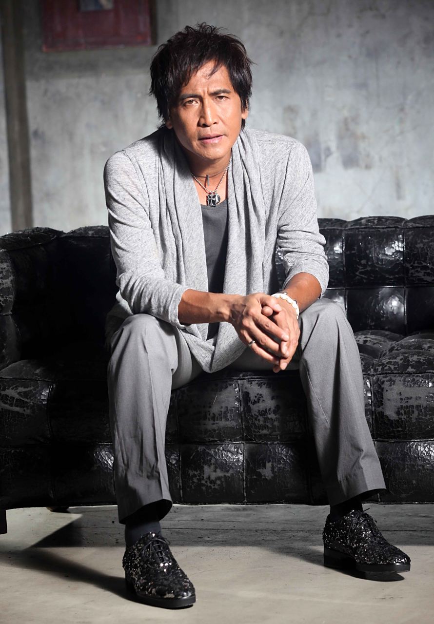 齐秦《冬雨》吉他弹唱,周末户外自弹自唱打卡