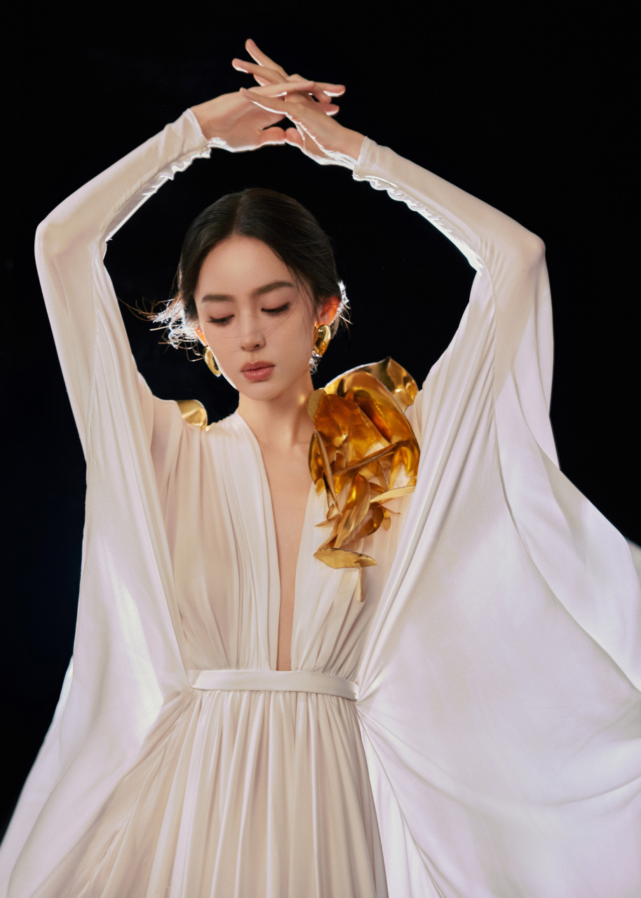 女明星# #时尚穿搭# 古力娜扎最新唯美造型,白色薄纱裙,若仙飘飘.