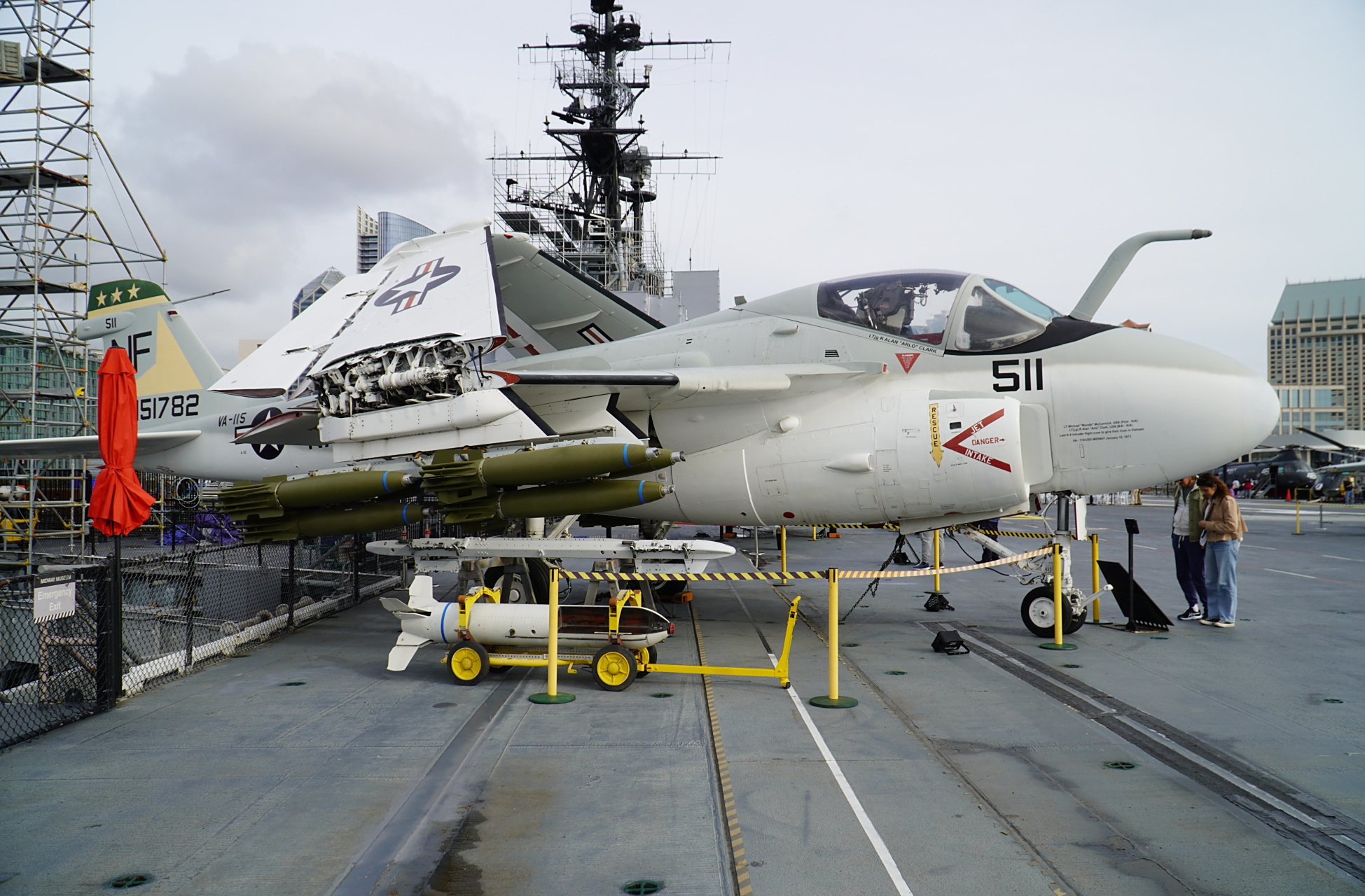 航母博物馆甲板上的美国海军a-6e "入侵者"攻击机,该机是全球第一款