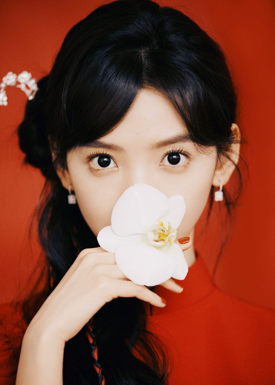 章若楠一袭新中式红裙,造型精美,水汪汪的大眼睛搭配闪闪的眼妆,侧扎