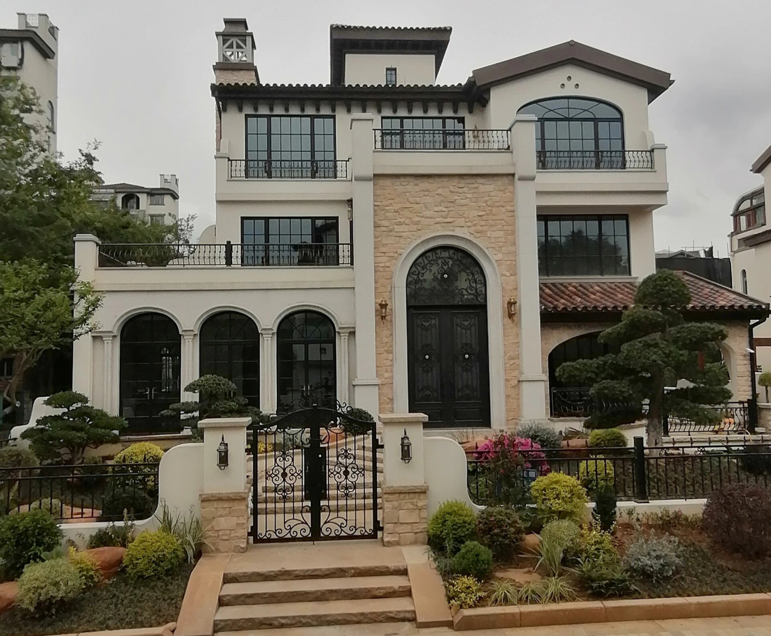 那么可以看看这栋法式风格别墅,既能体现豪华感,也符合现代的审美观!