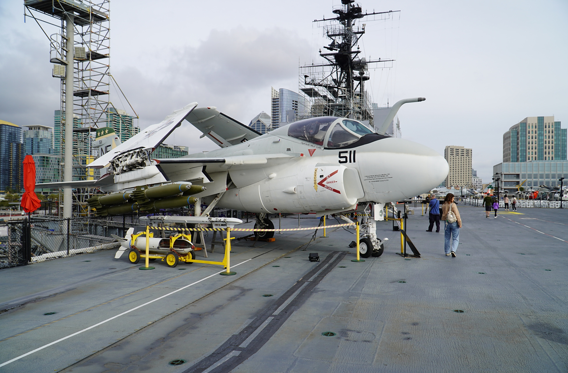 航母博物馆甲板上的美国海军a-6e "入侵者"攻击机,该机是全球第一款