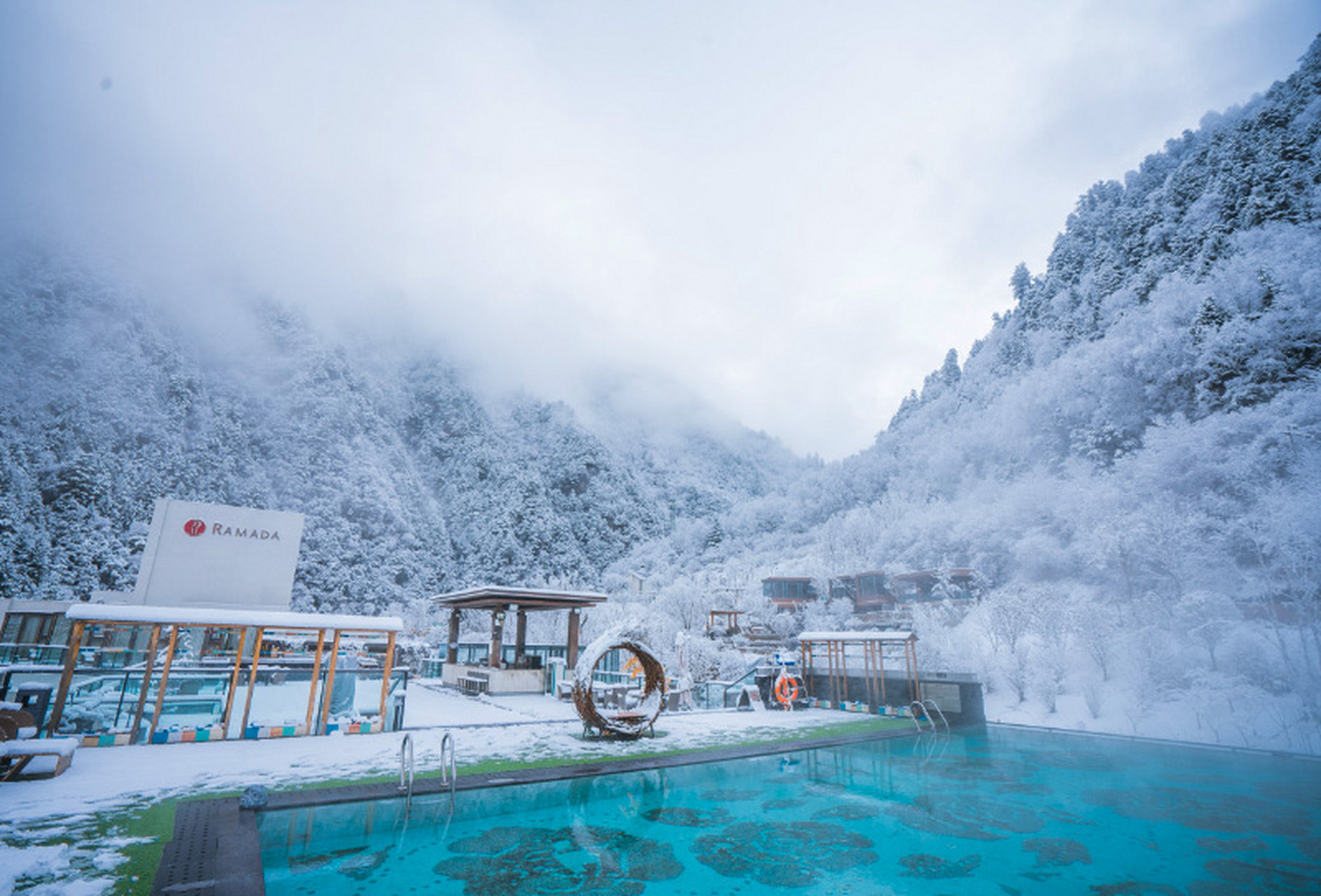 位于理县的古尔沟温泉,拥有高达62℃的特大温泉,是天然的医疗保健热