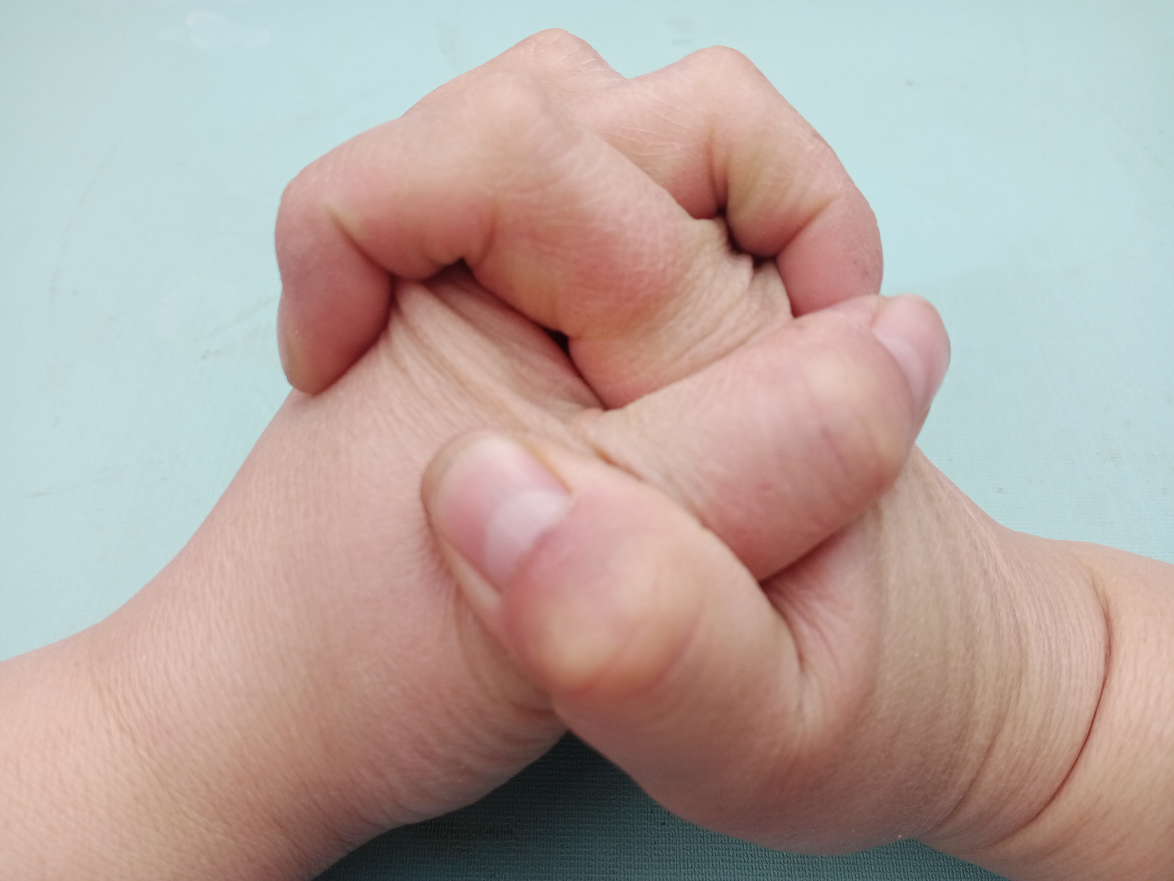 知识创作挑战赛# 双手合十,手指交叉,用力的握手