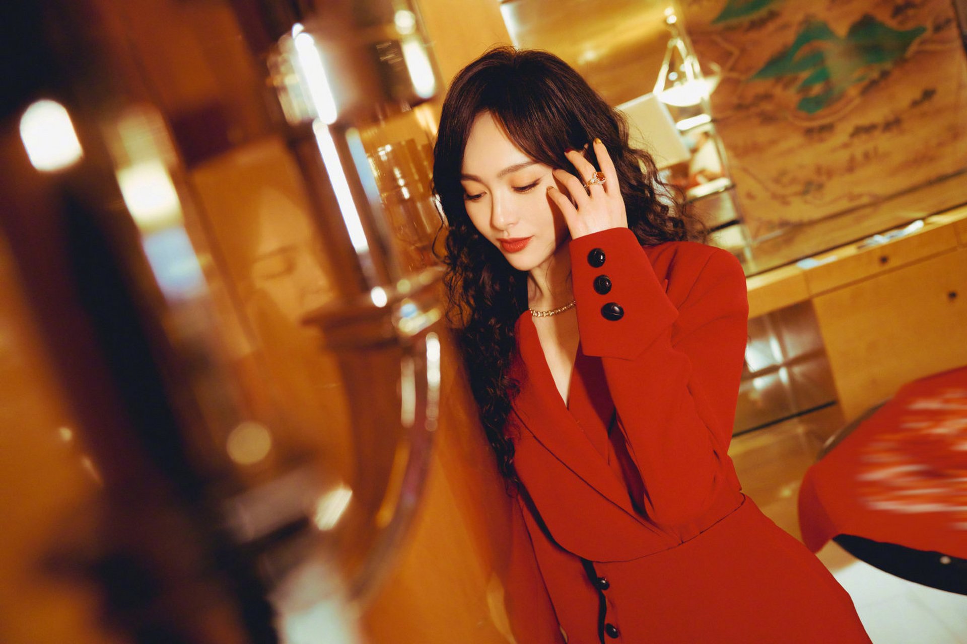 唐嫣央视春晚造型96,一袭红衣搭配上《繁花》里标志性的大波浪发型