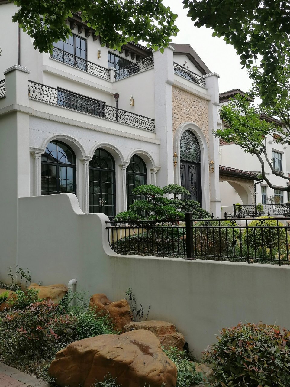 那么可以看看这栋法式风格别墅,既能体现豪华感,也符合现代的审美观!