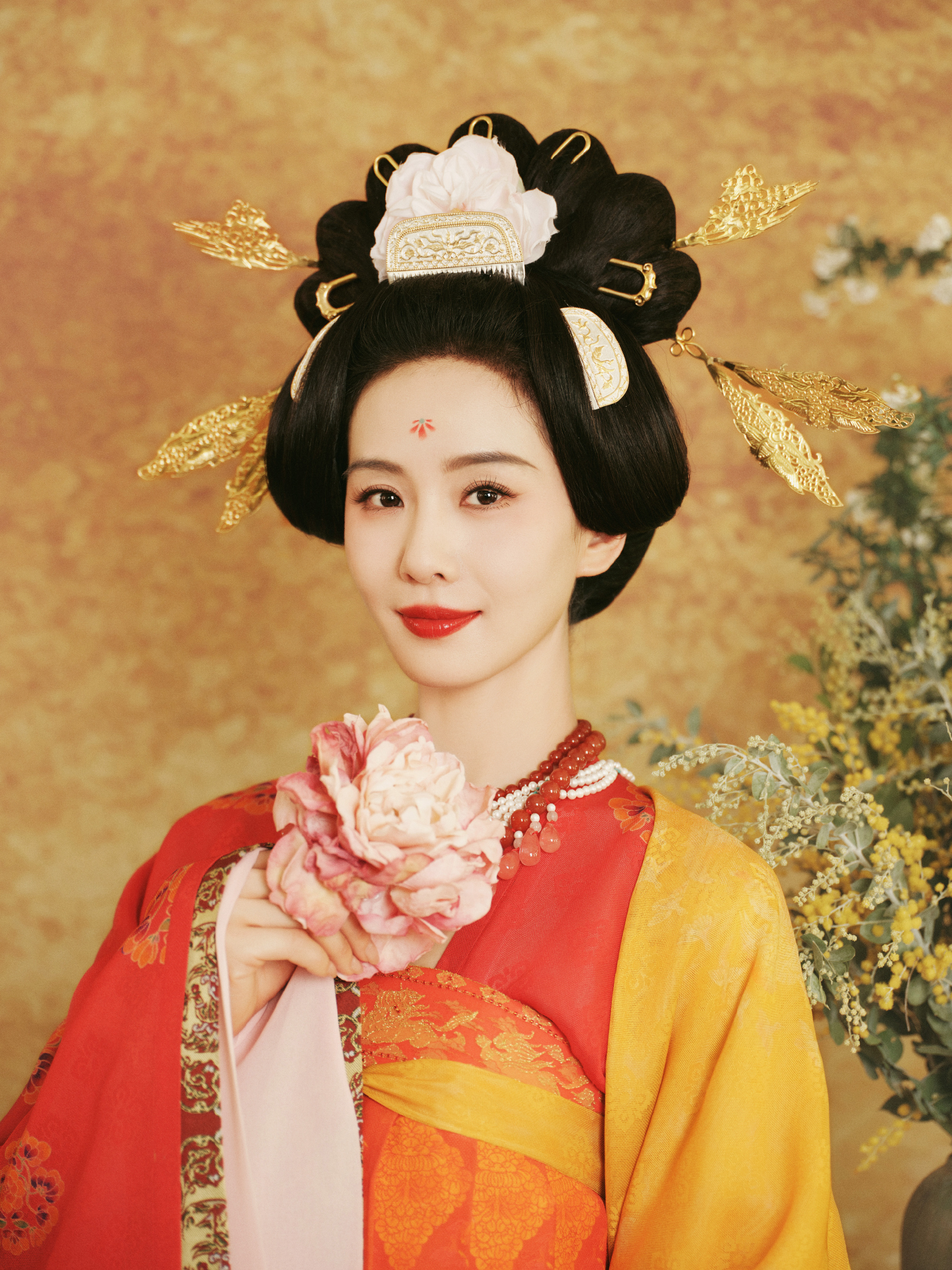 刘诗诗春晚唐代簪花仕女造型,花钿落眉间,朱唇照玉颜,雍容华丽,不愧是