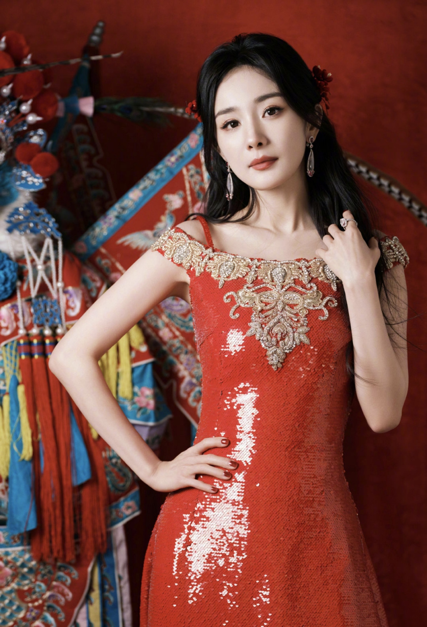 杨幂春晚造型,亮片一字裙,头戴红色簪花,新中式风好美! 676767