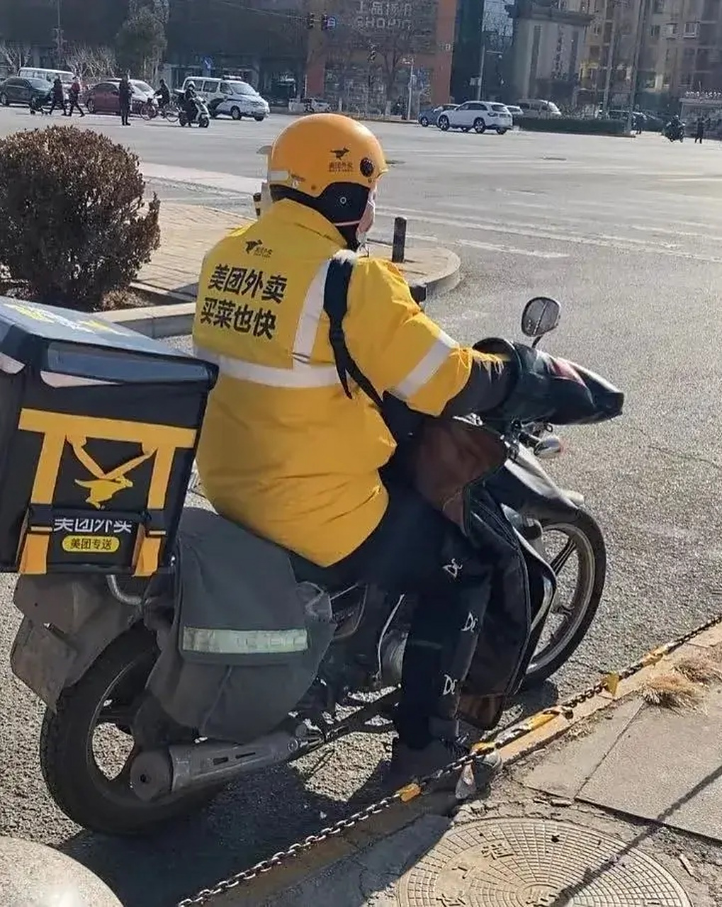 最近7年来,中国送外卖骑手的人数变化: 2016年—>230多万 2017年—>