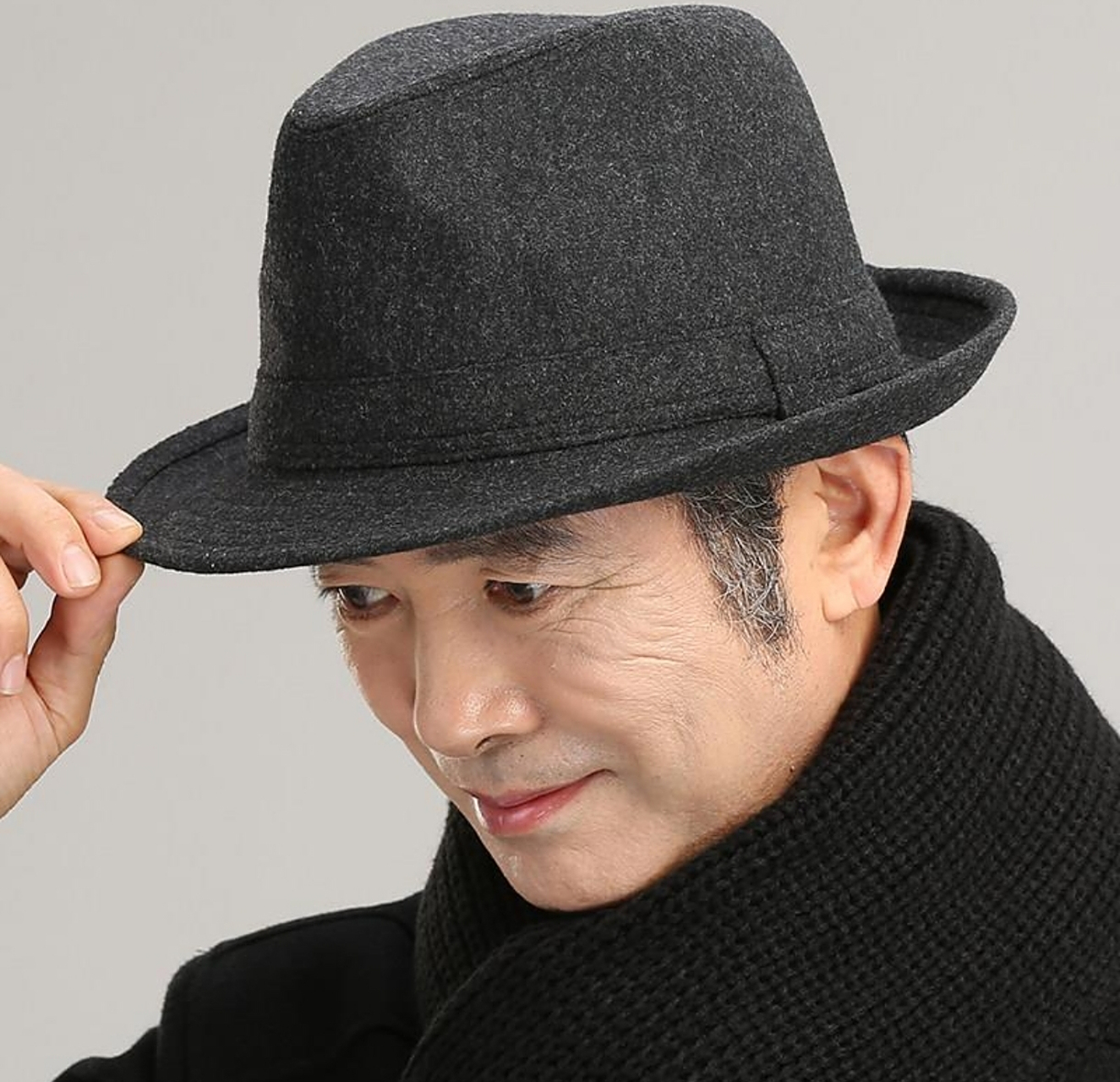 发现一个有趣的现象,60岁以上的男同志出门时,大多数都戴着一顶帽子.