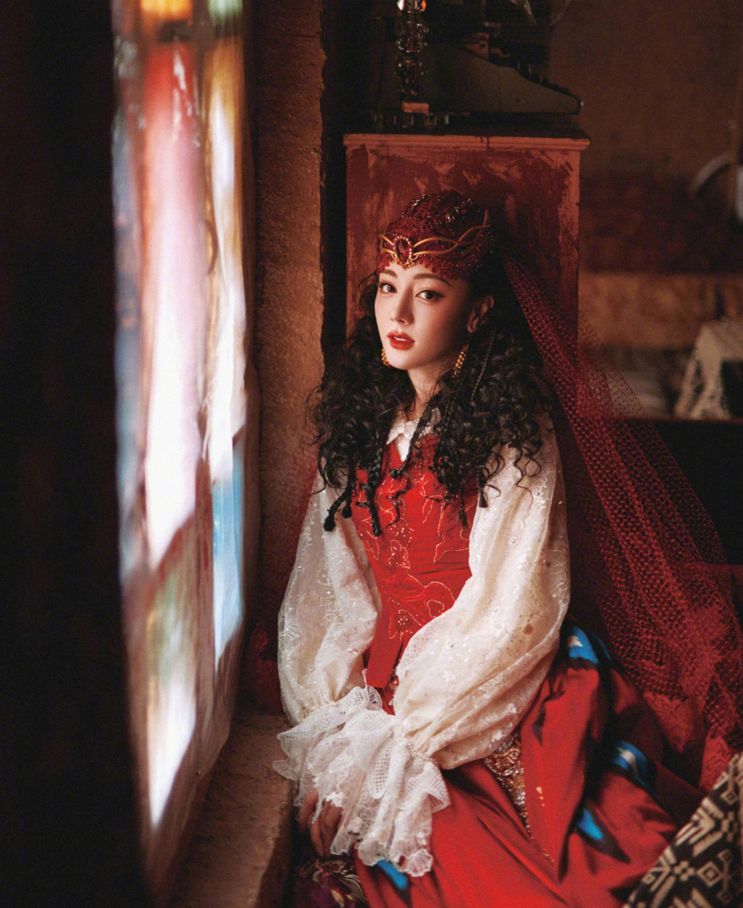 迪丽热巴身穿新疆服饰特质刺绣纱裙,造型神秘惊艳,明艳热烈,展示不一