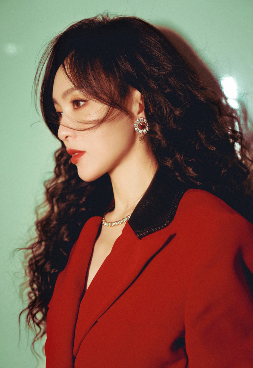 唐嫣穿红裙配卷发,时尚靓丽,酷飒有型!