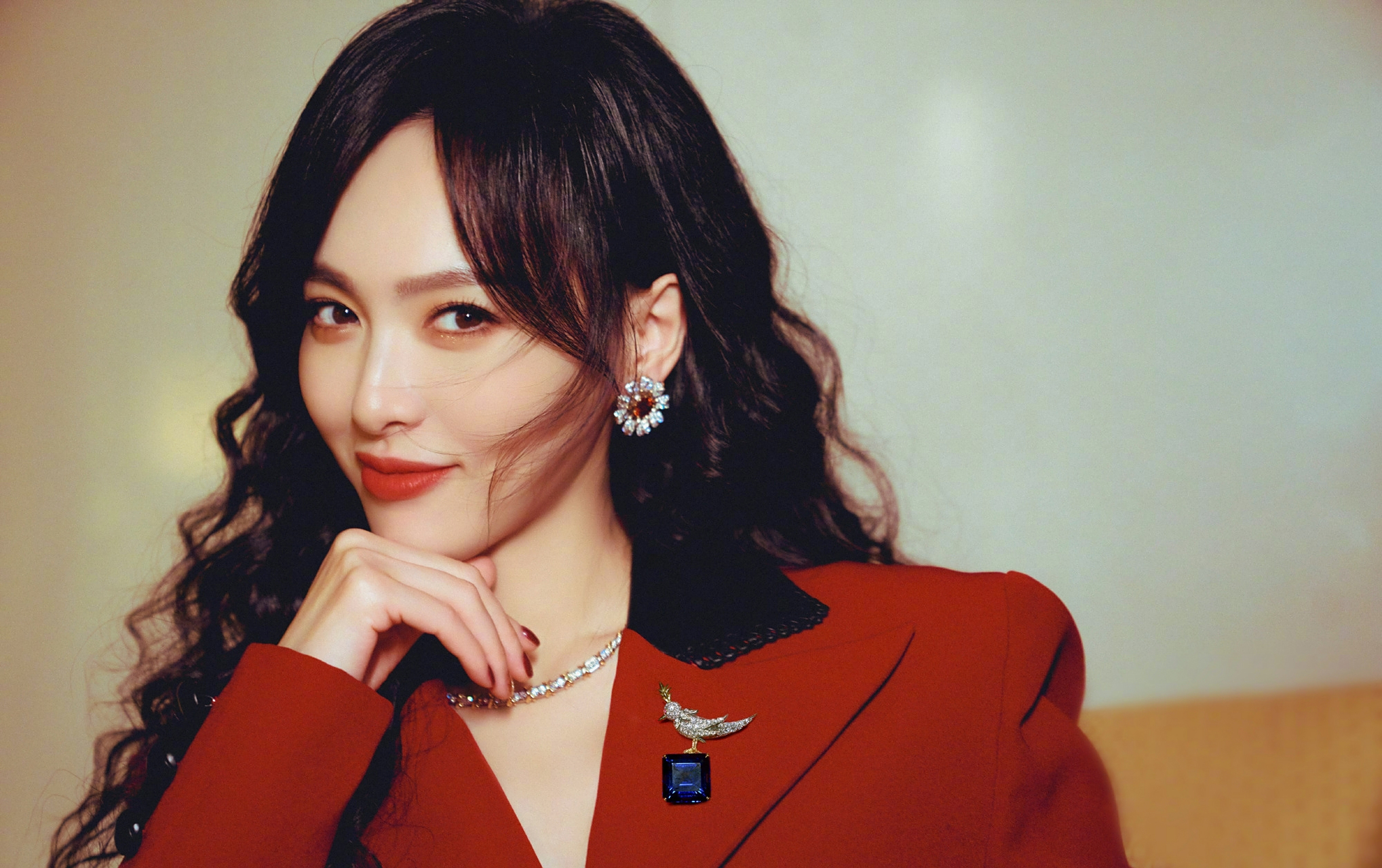 唐嫣身穿红色西装裙,搭配复古卷发,明艳动人,温婉迷人,高级又惊艳!