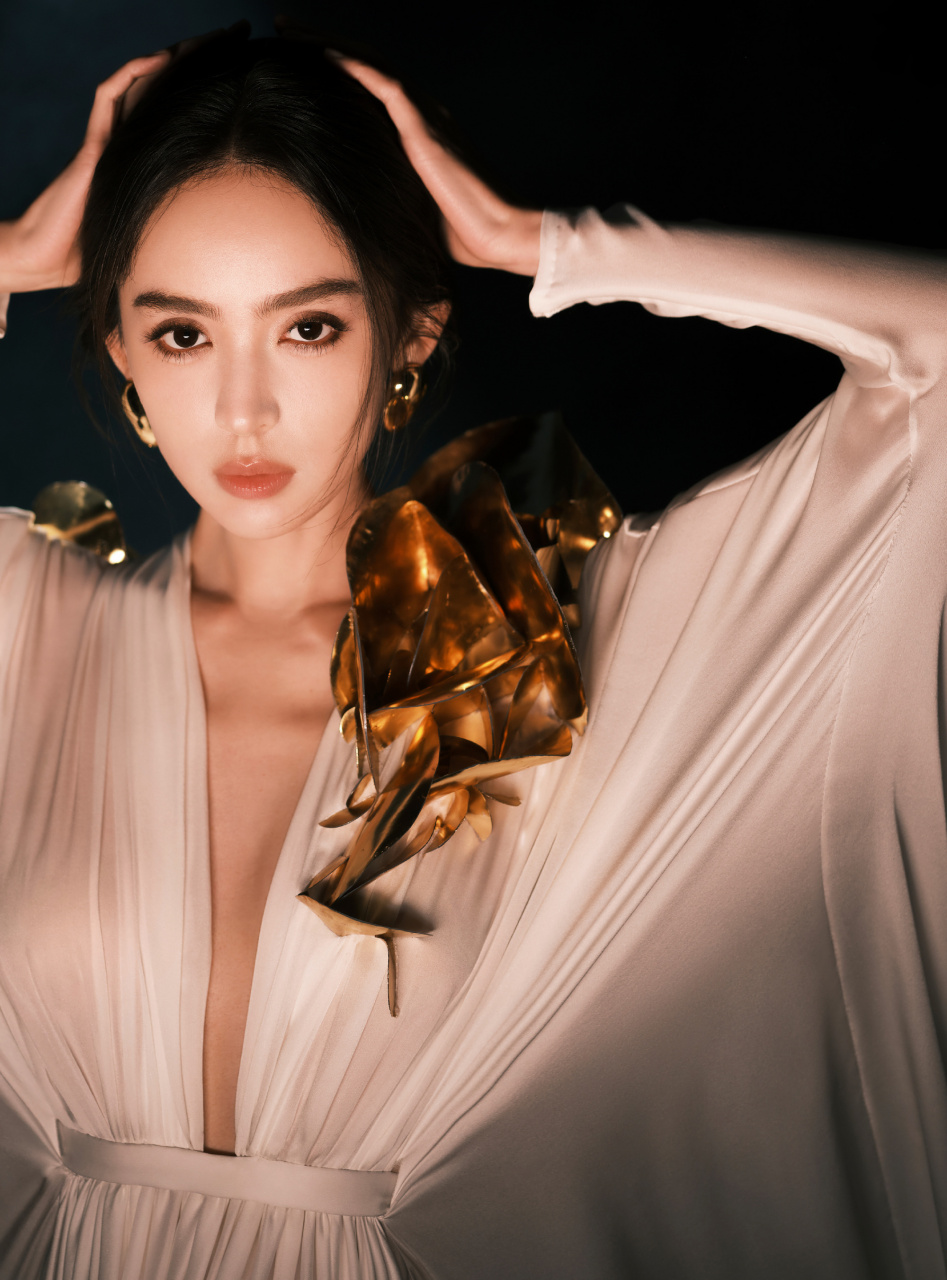 女明星# #时尚穿搭# 古力娜扎最新唯美造型,白色薄纱裙,若仙飘飘.