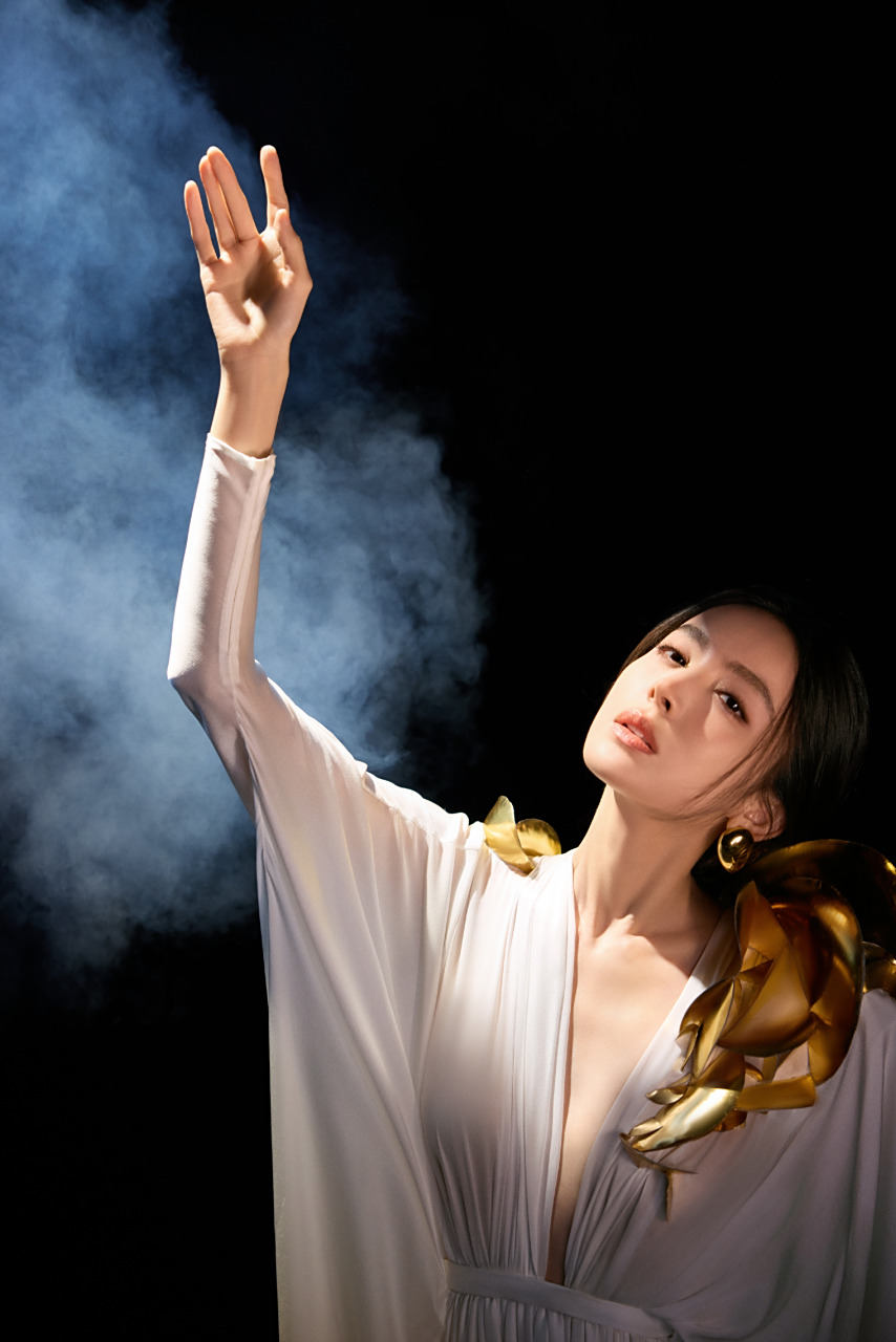 女明星# #时尚穿搭# 古力娜扎最新唯美造型,白色薄纱裙,若仙飘飘.